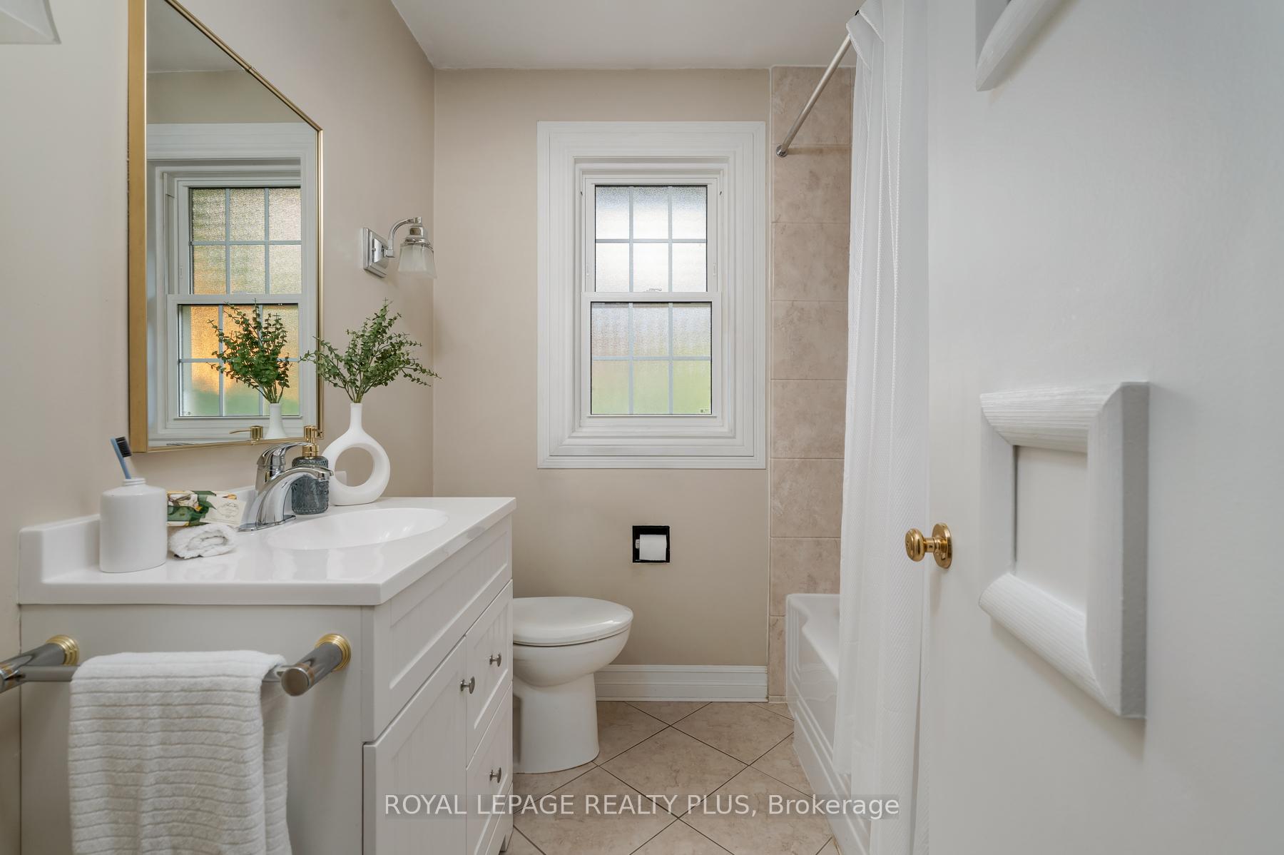 Photo 31 of 935 Hedge Drive, Mississauga, Lakeview — HOMEH