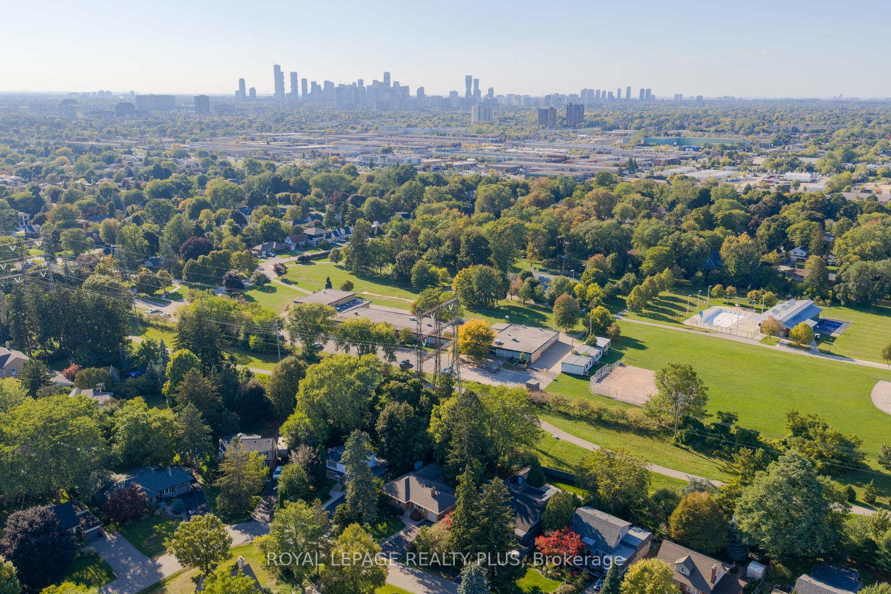 Photo 43 of 935 Hedge Drive, Mississauga, Lakeview — HOMEH