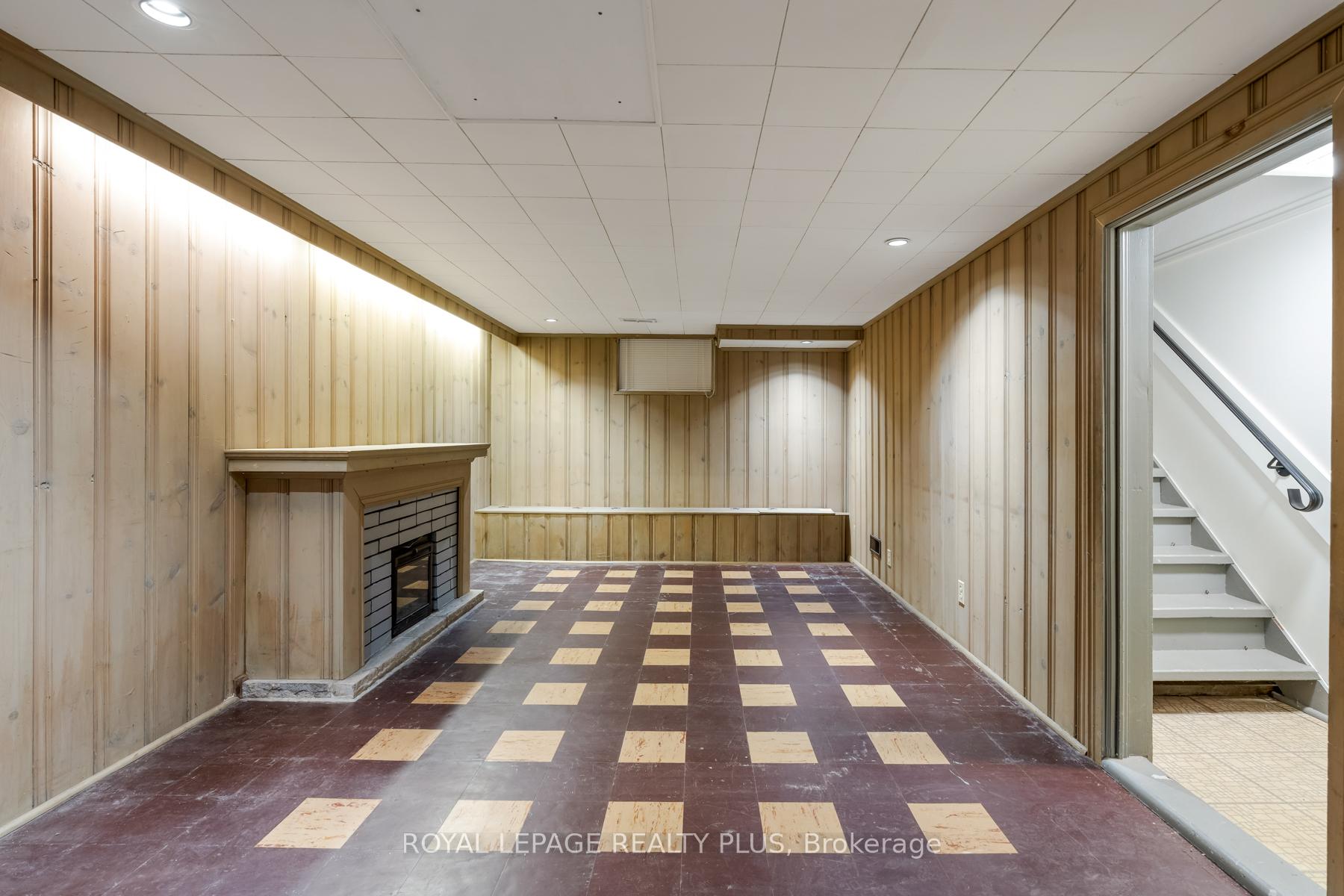 Photo 45 of 935 Hedge Drive, Mississauga, Lakeview — HOMEH