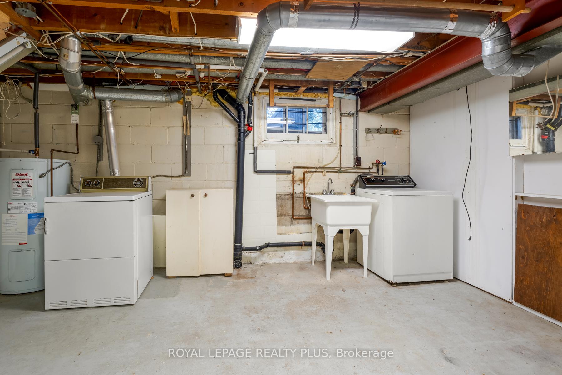 Photo 47 of 935 Hedge Drive, Mississauga, Lakeview — HOMEH