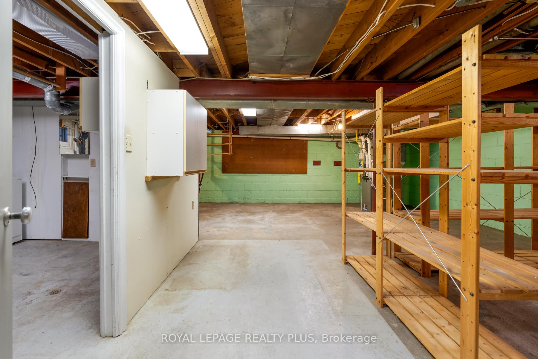 Photo 49 of 935 Hedge Drive, Mississauga, Lakeview — HOMEH