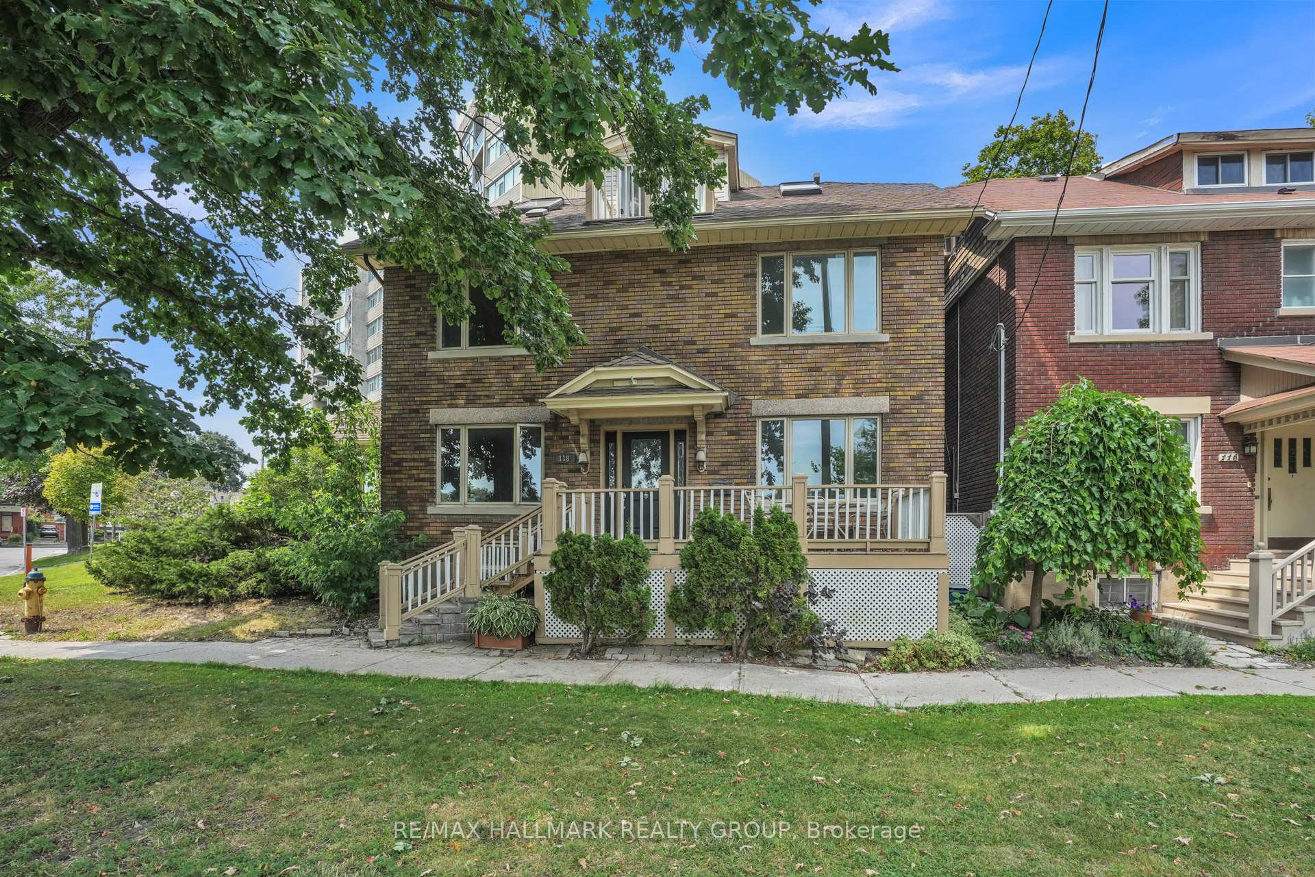 Front of 118 Queen Elizabeth Drive