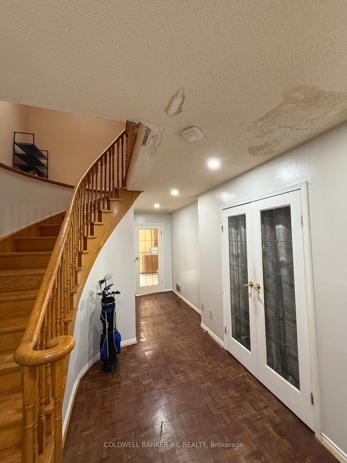 Photo 4 of 286 Ukraine Road, Mississauga, Fairview — HOMEH