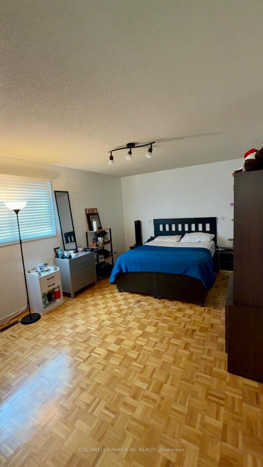 Photo 5 of 286 Ukraine Road, Mississauga, Fairview — HOMEH