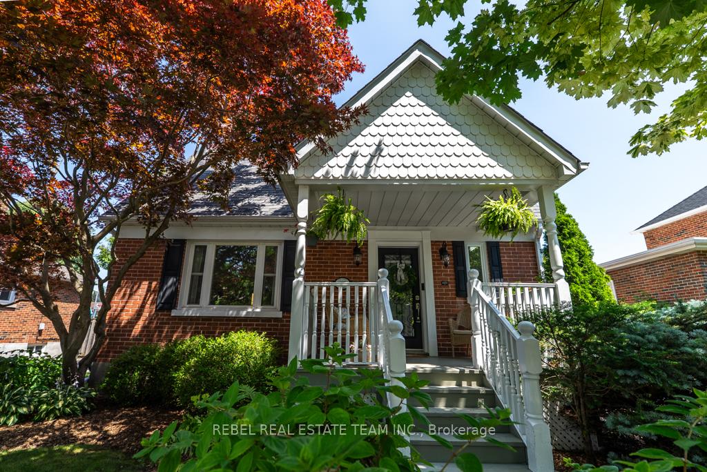 Front of 831 Mary Street N