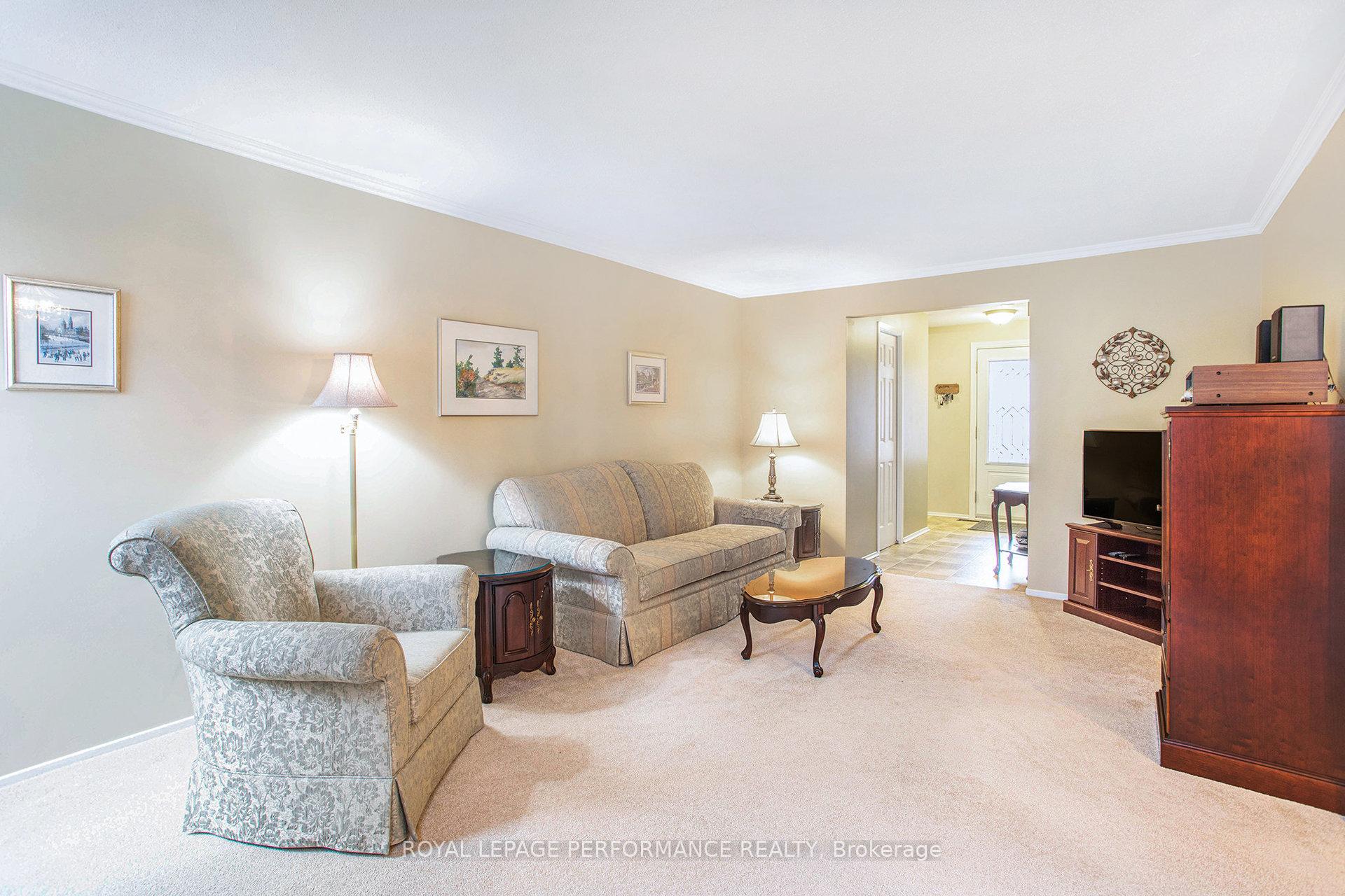 Photo 4 of 6097 Forestglen Crescent, Ottawa, Chapel Hill — HOMEH