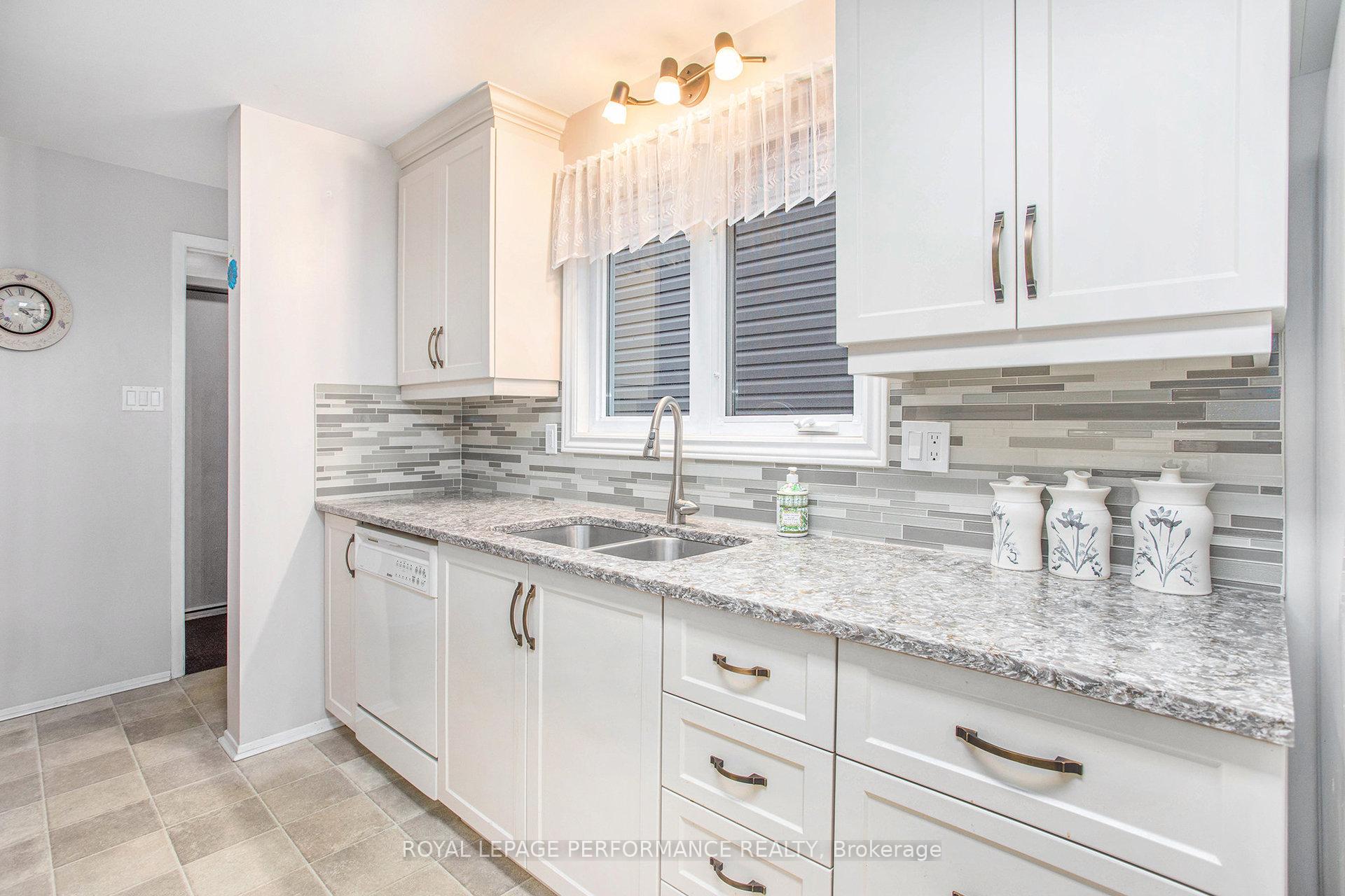Photo 10 of 6097 Forestglen Crescent, Ottawa, Chapel Hill — HOMEH