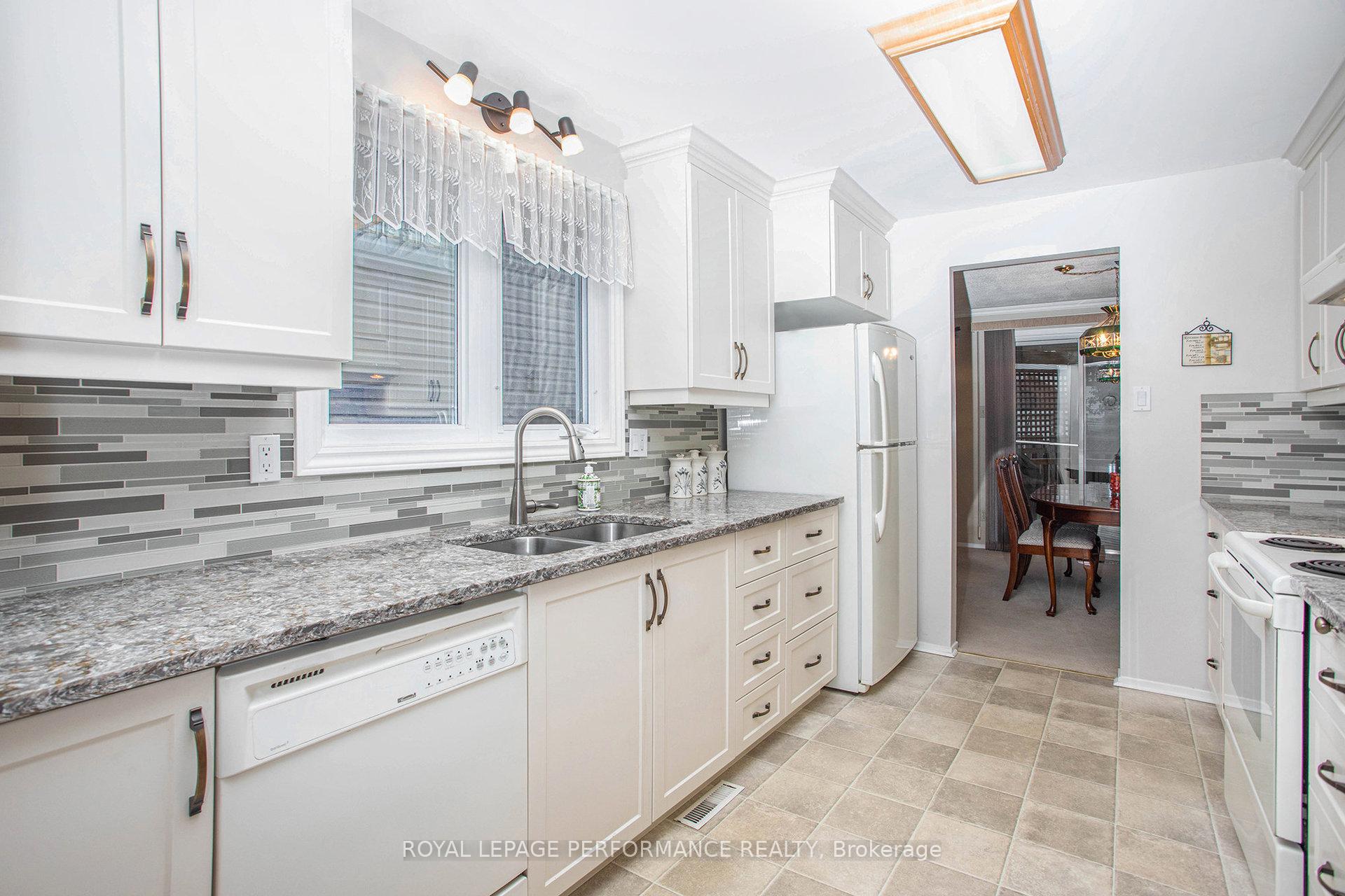 Photo 11 of 6097 Forestglen Crescent, Ottawa, Chapel Hill — HOMEH