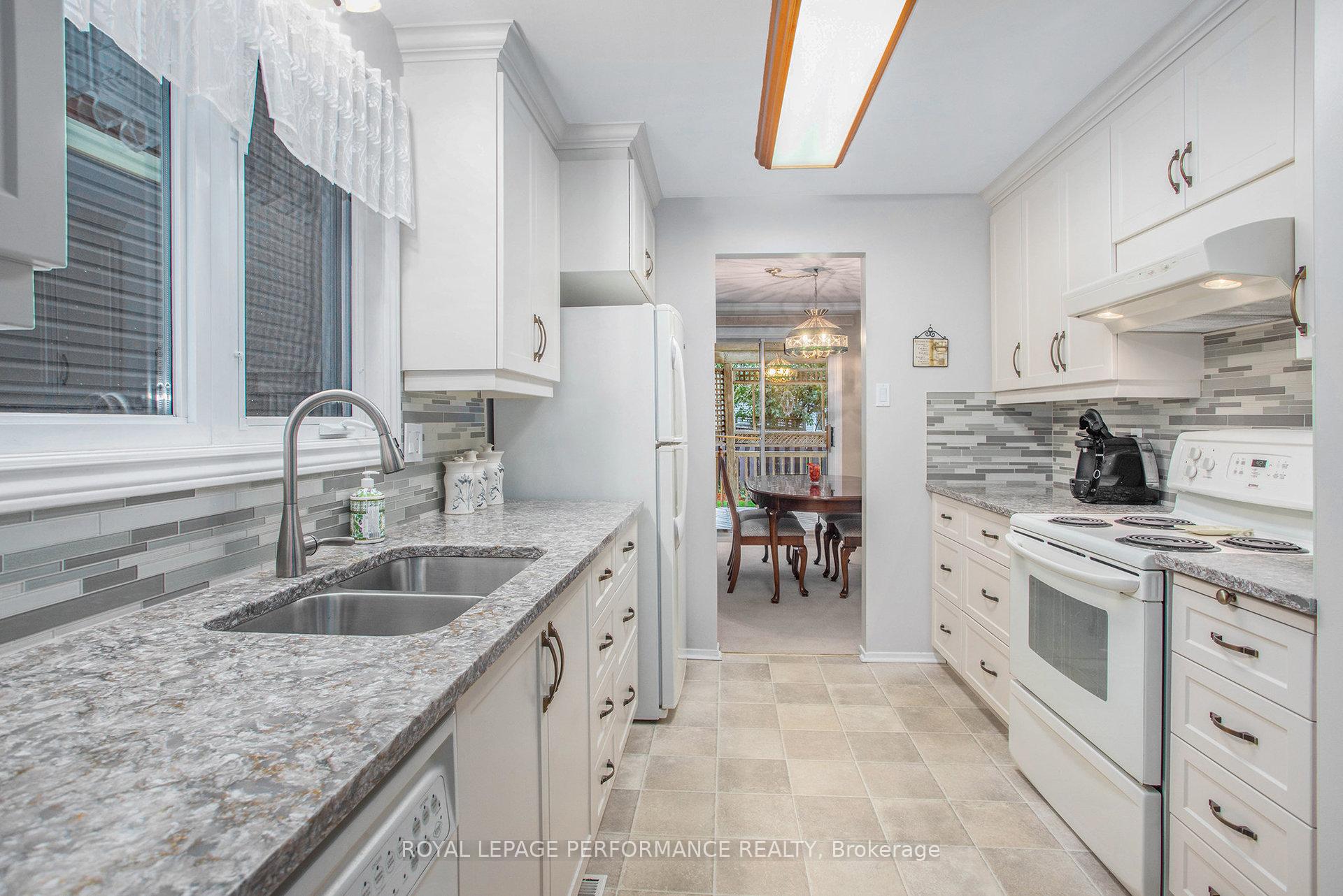 Photo 13 of 6097 Forestglen Crescent, Ottawa, Chapel Hill — HOMEH