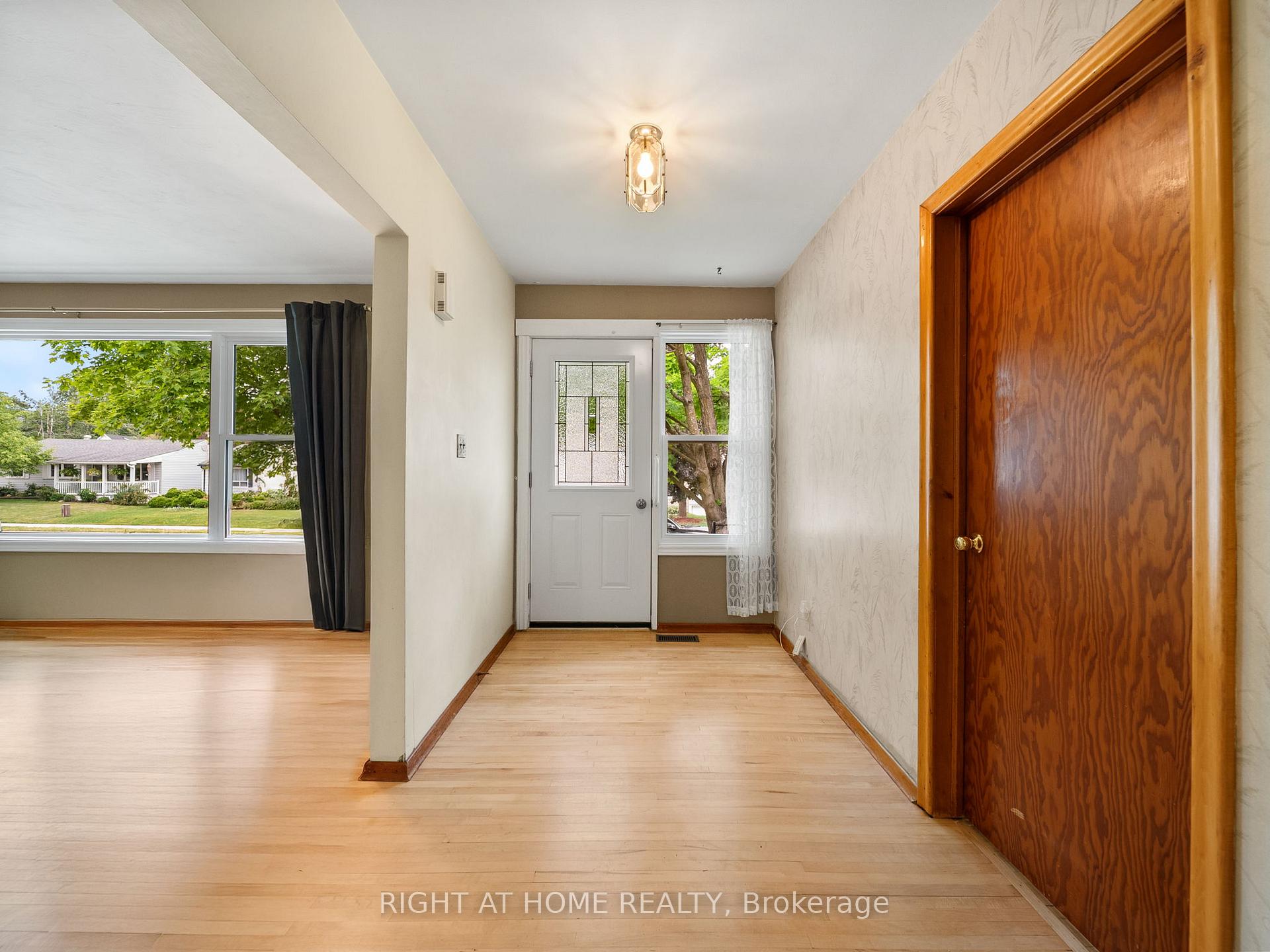 Photo 3 of 52 Elmer Avenue, Orillia — HOMEH