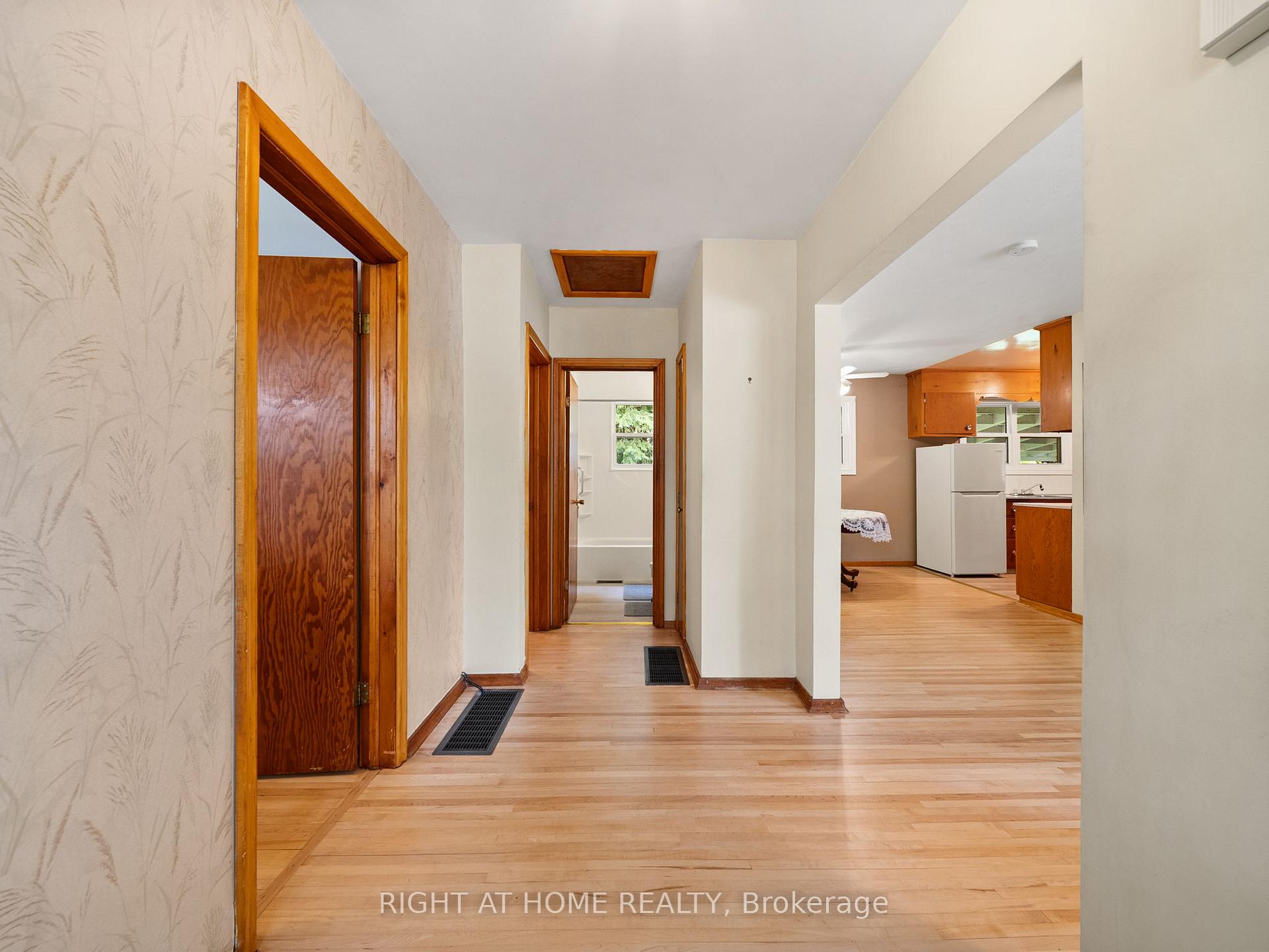 Photo 4 of 52 Elmer Avenue, Orillia — HOMEH