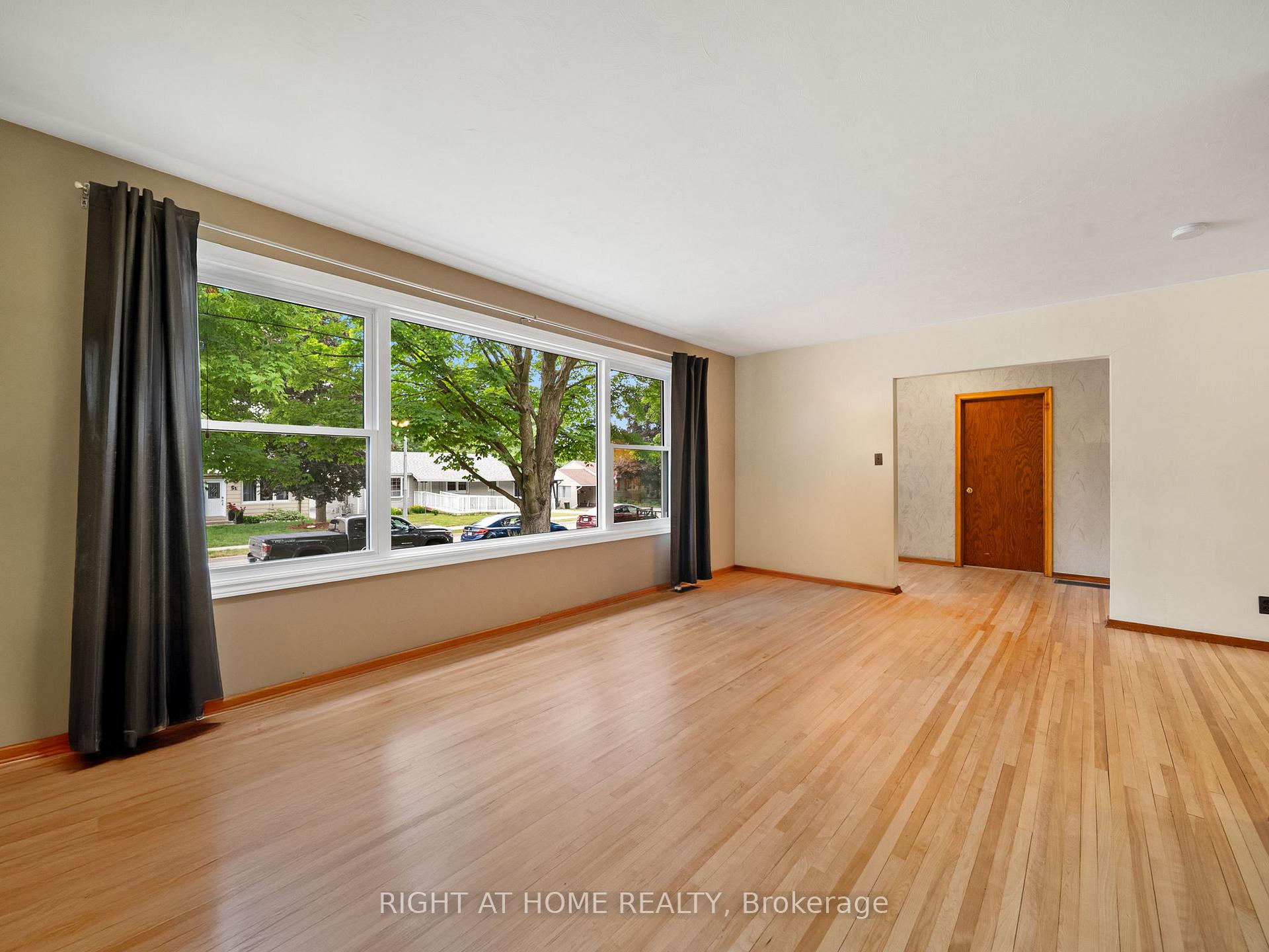 Photo 6 of 52 Elmer Avenue, Orillia — HOMEH