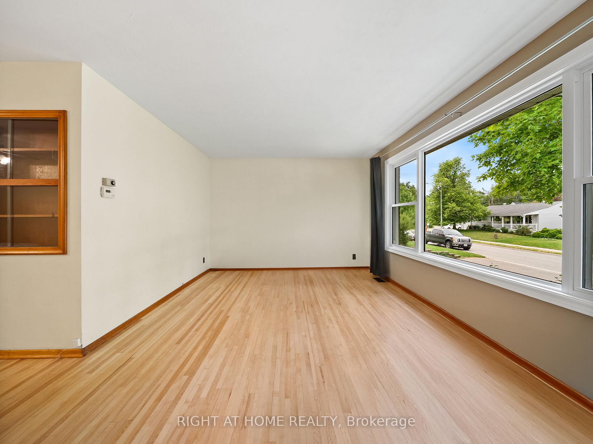 Photo 7 of 52 Elmer Avenue, Orillia — HOMEH