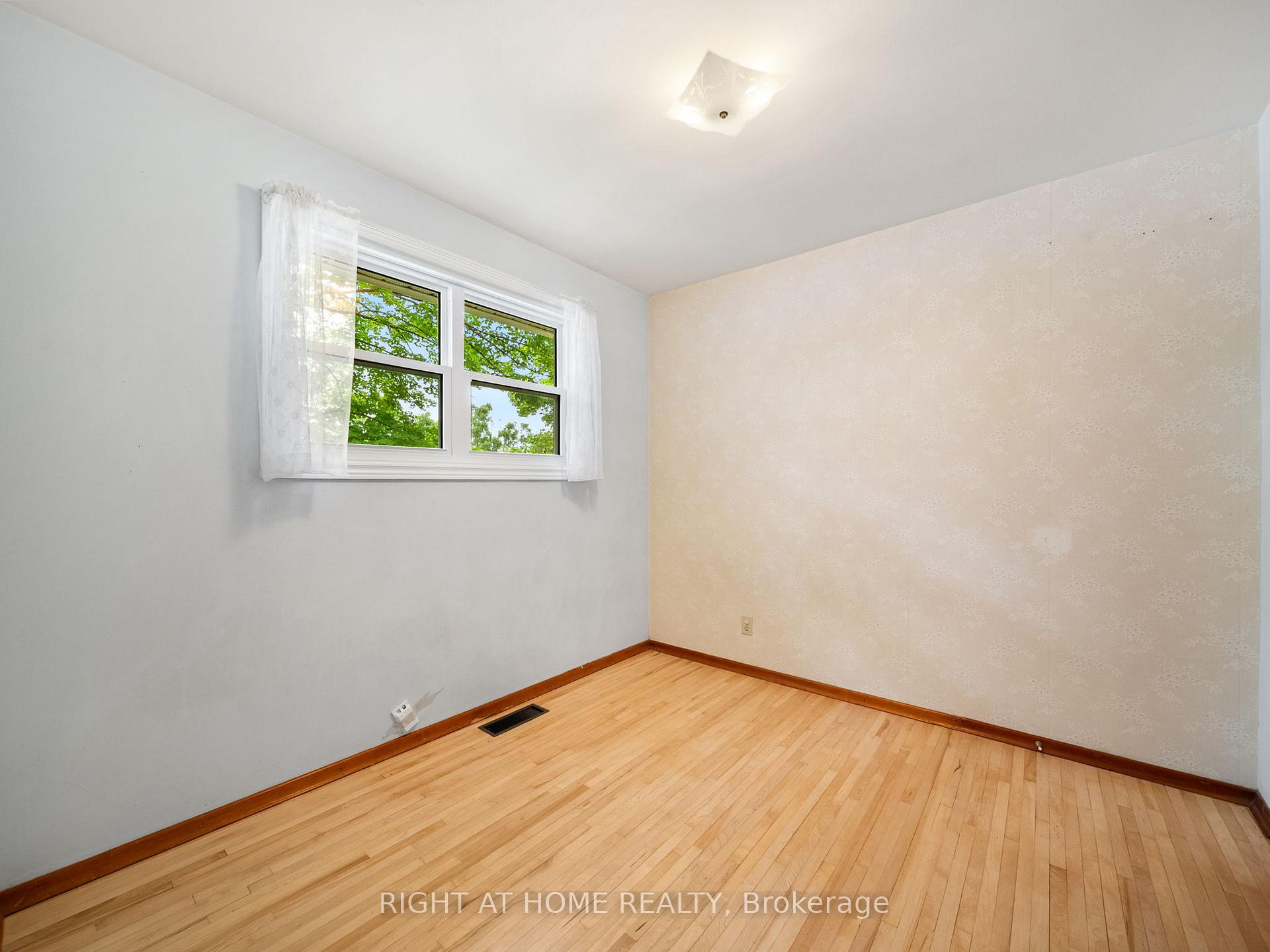 Photo 11 of 52 Elmer Avenue, Orillia — HOMEH