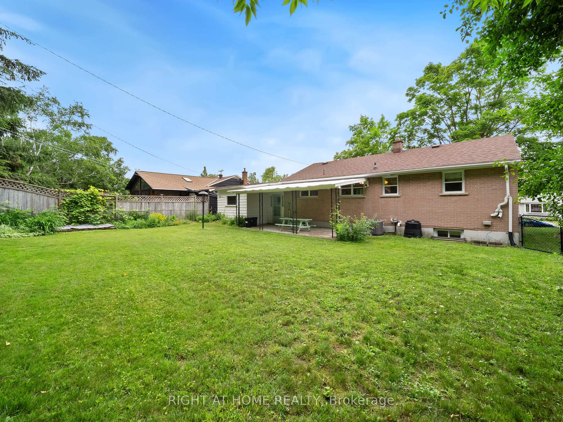 Photo 23 of 52 Elmer Avenue, Orillia — HOMEH