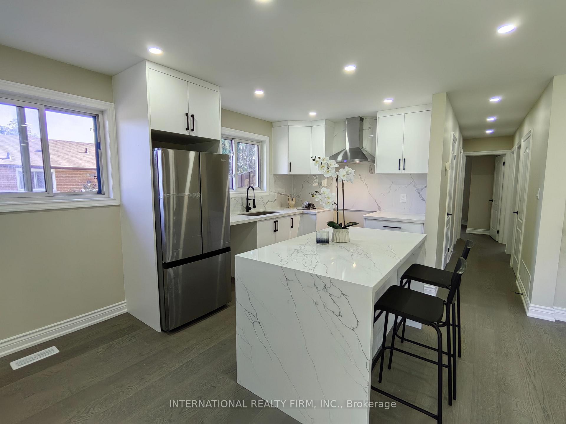 Front of 463 Rossland Road E