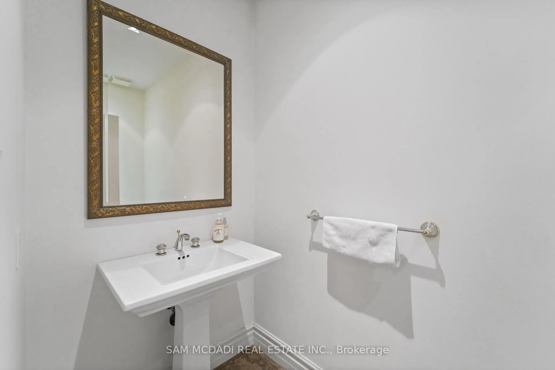 Photo 8 of 724 Atoka Drive, Mississauga, Lorne Park — HOMEH