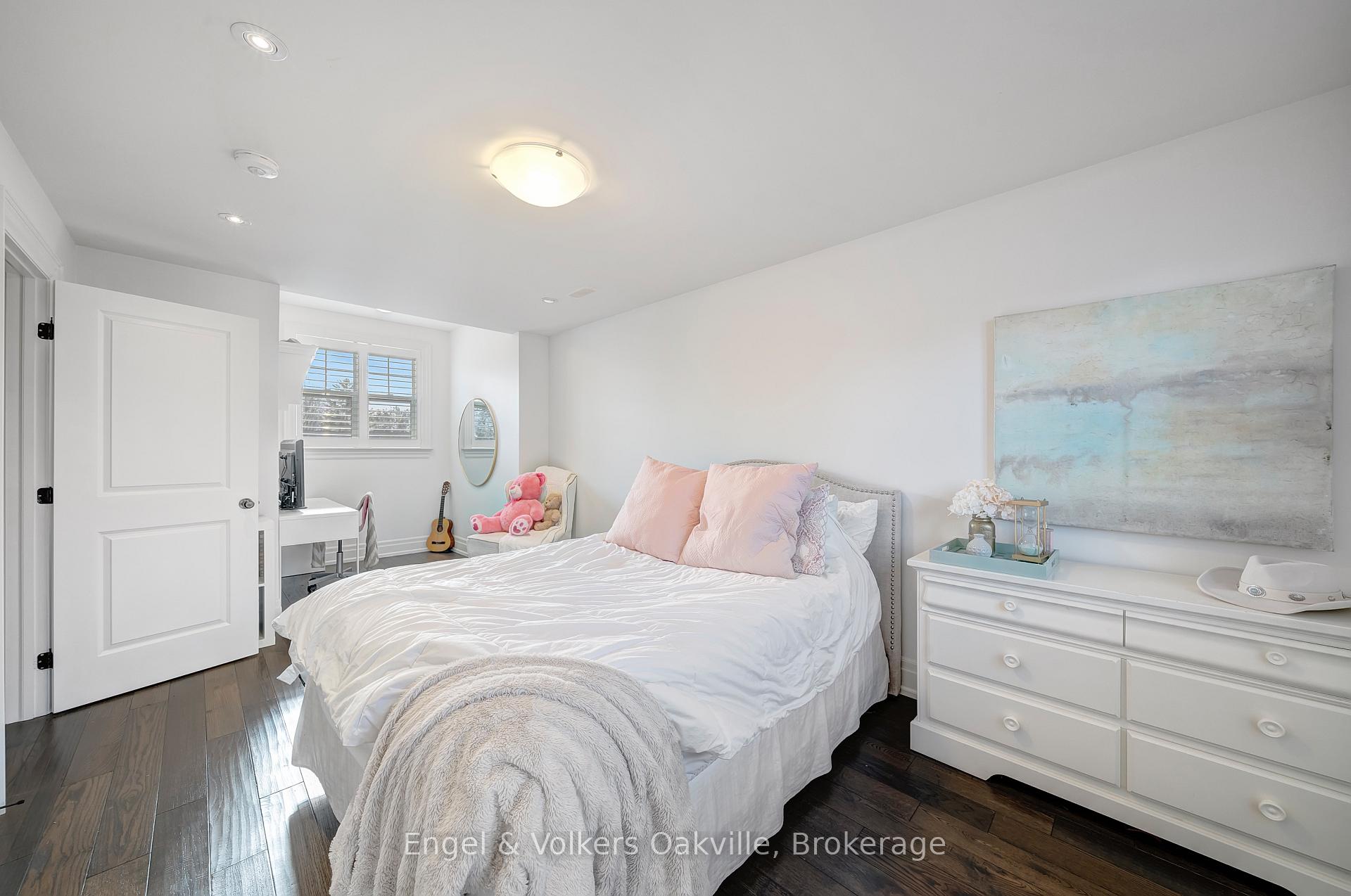 Photo 23 of 1378 Langdale Crescent, Oakville, Falgarwood — HOMEH