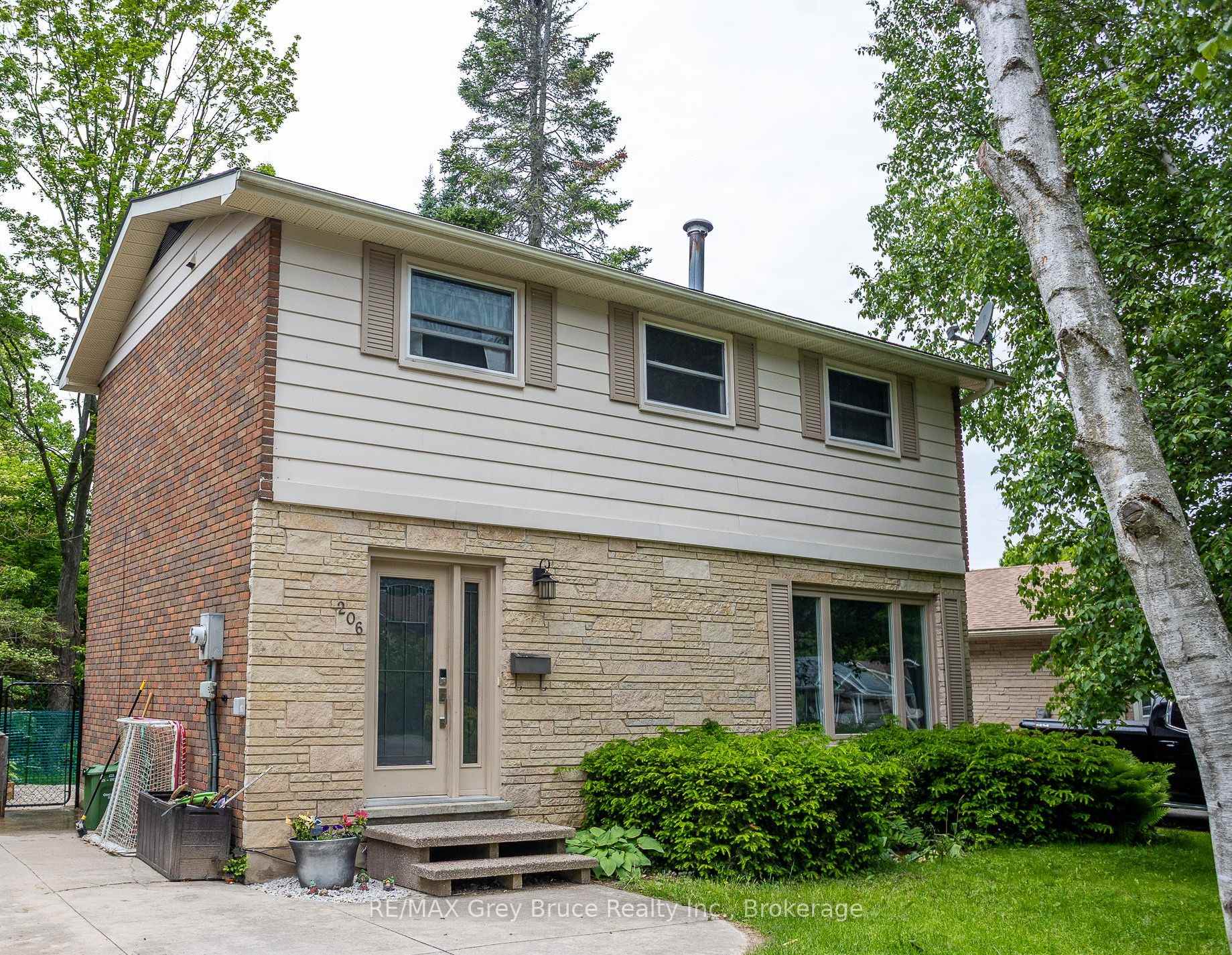 Front of 206 6th Avenue E