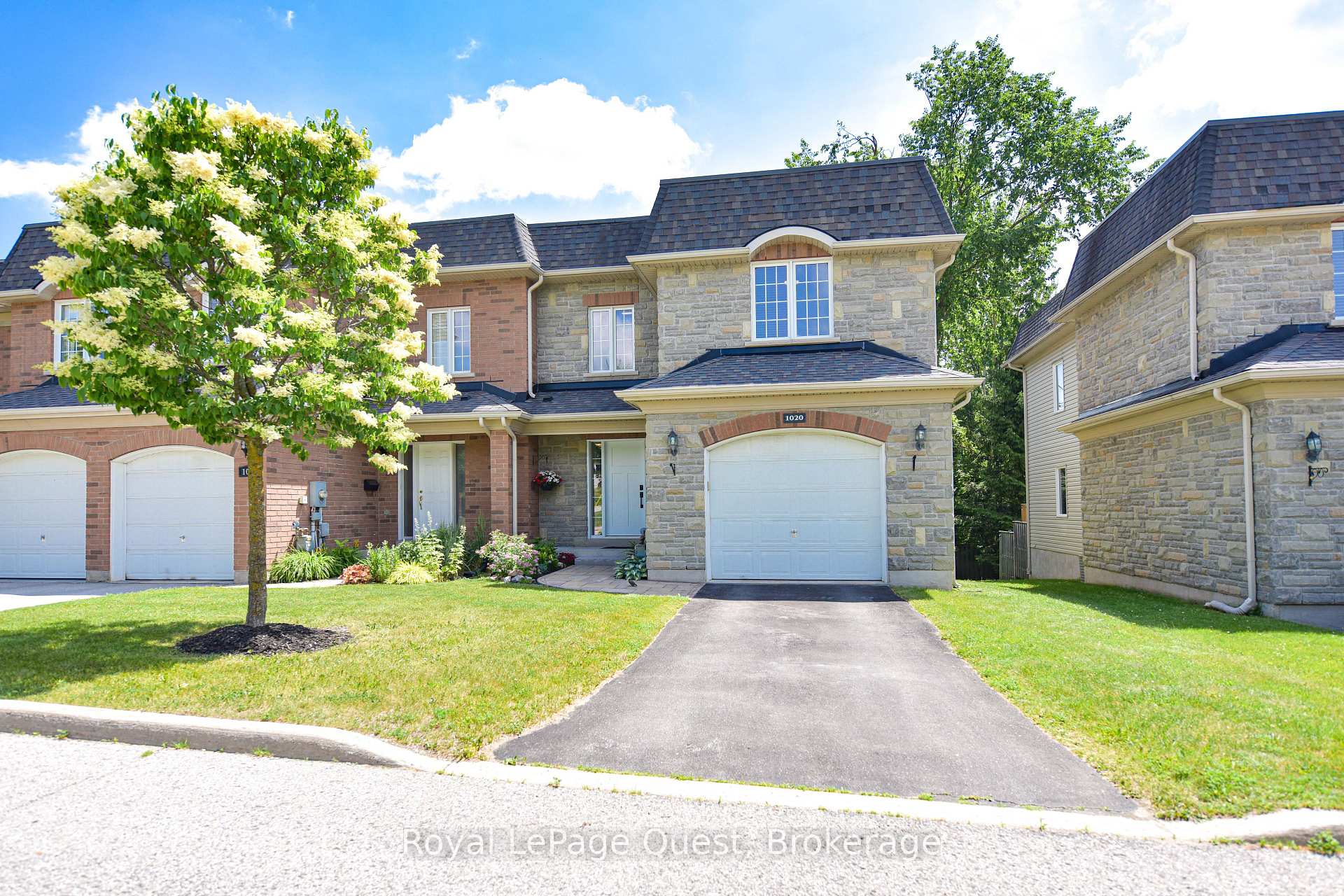 Front of 1020 Mississaga Street W