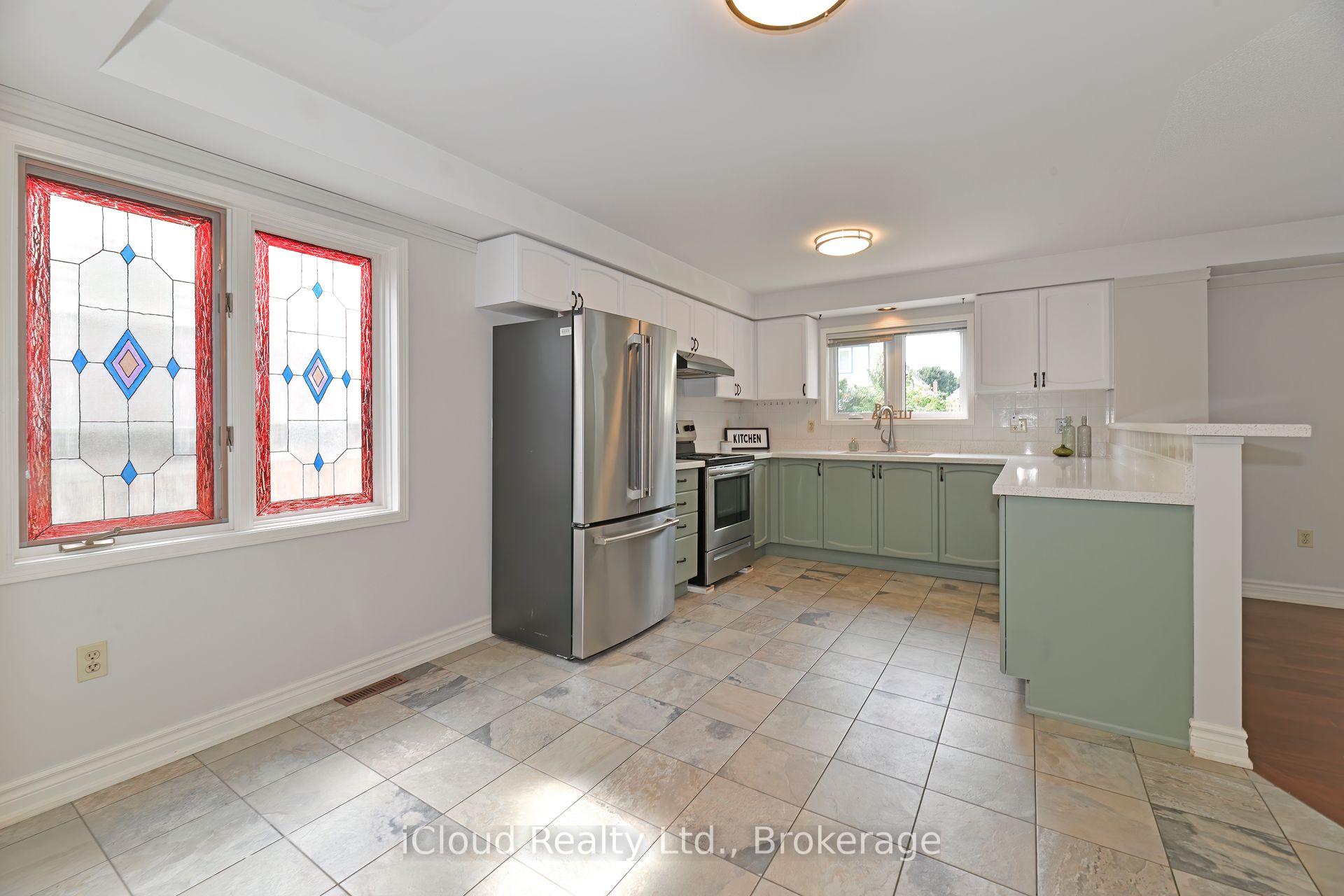 Photo 8 of 2845 Tradewind Drive, Mississauga, Meadowvale — HOMEH