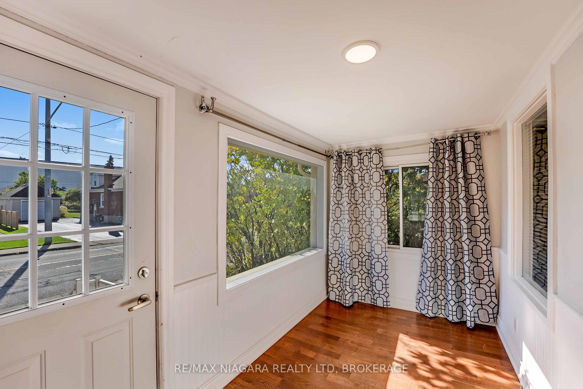 Photo 3 of 5231 Kitchener Street, Niagara Falls, Clifton Hill — HOMEH