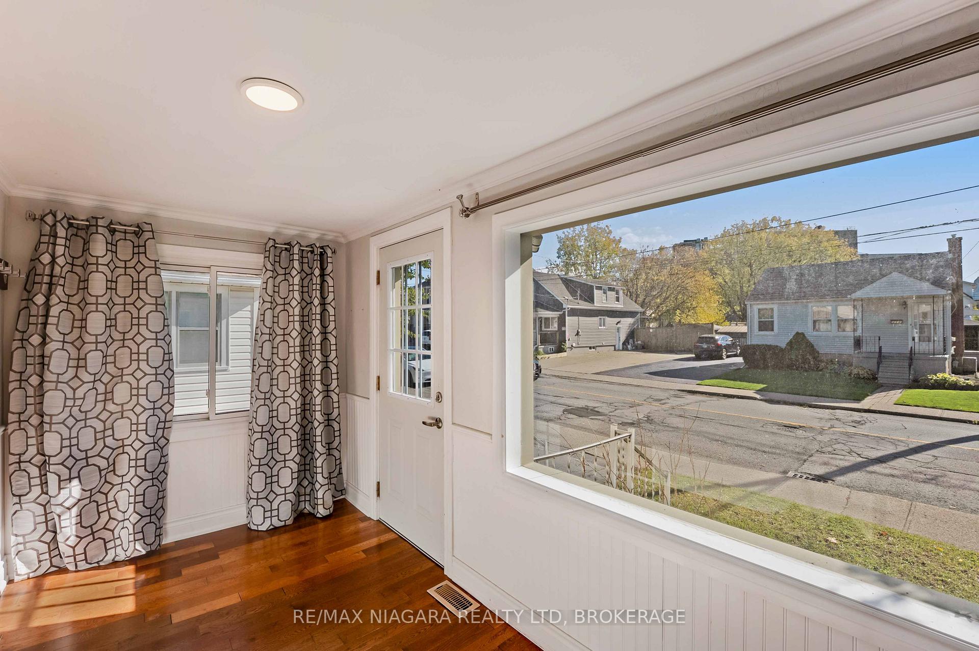 Photo 4 of 5231 Kitchener Street, Niagara Falls, Clifton Hill — HOMEH