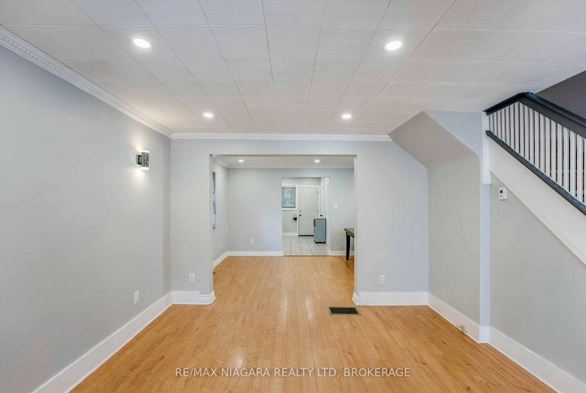 Photo 5 of 5231 Kitchener Street, Niagara Falls, Clifton Hill — HOMEH