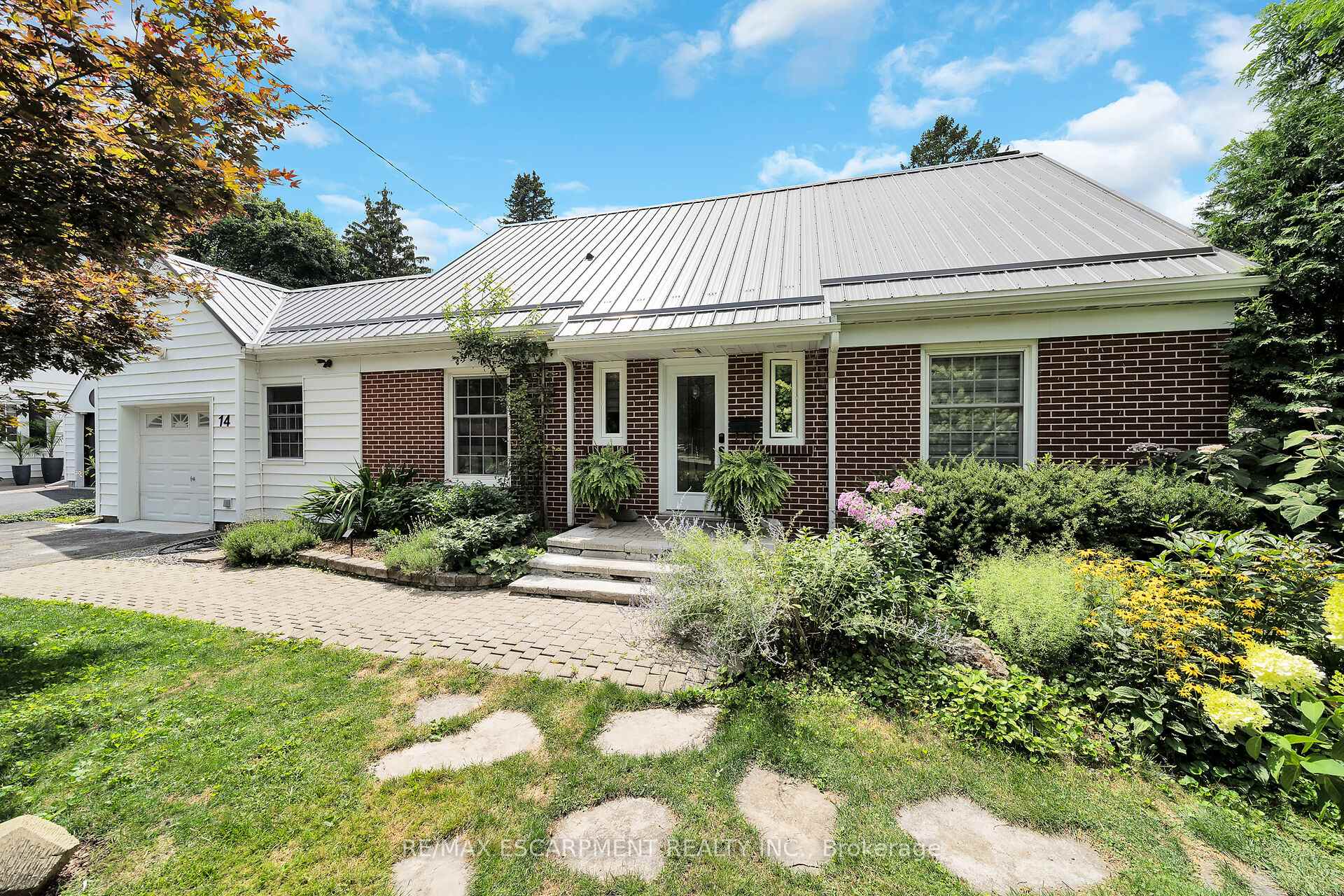 Front of 14 Simcoe Boulevard