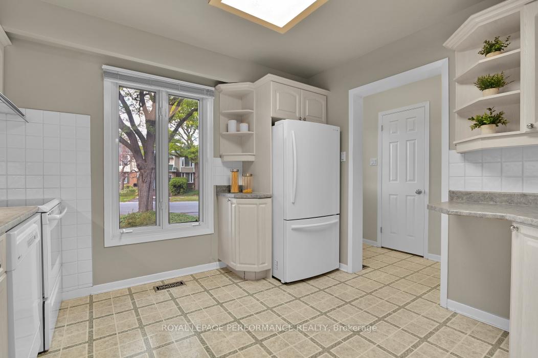 Photo 7 of 6252 Paddler Way, Ottawa, Hiawatha Park/Convent Glen — HOMEH