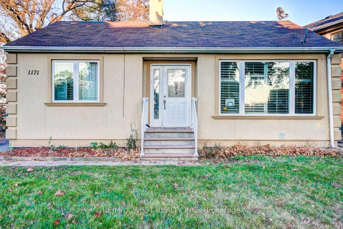 Front of 1171 Mineola Gardens