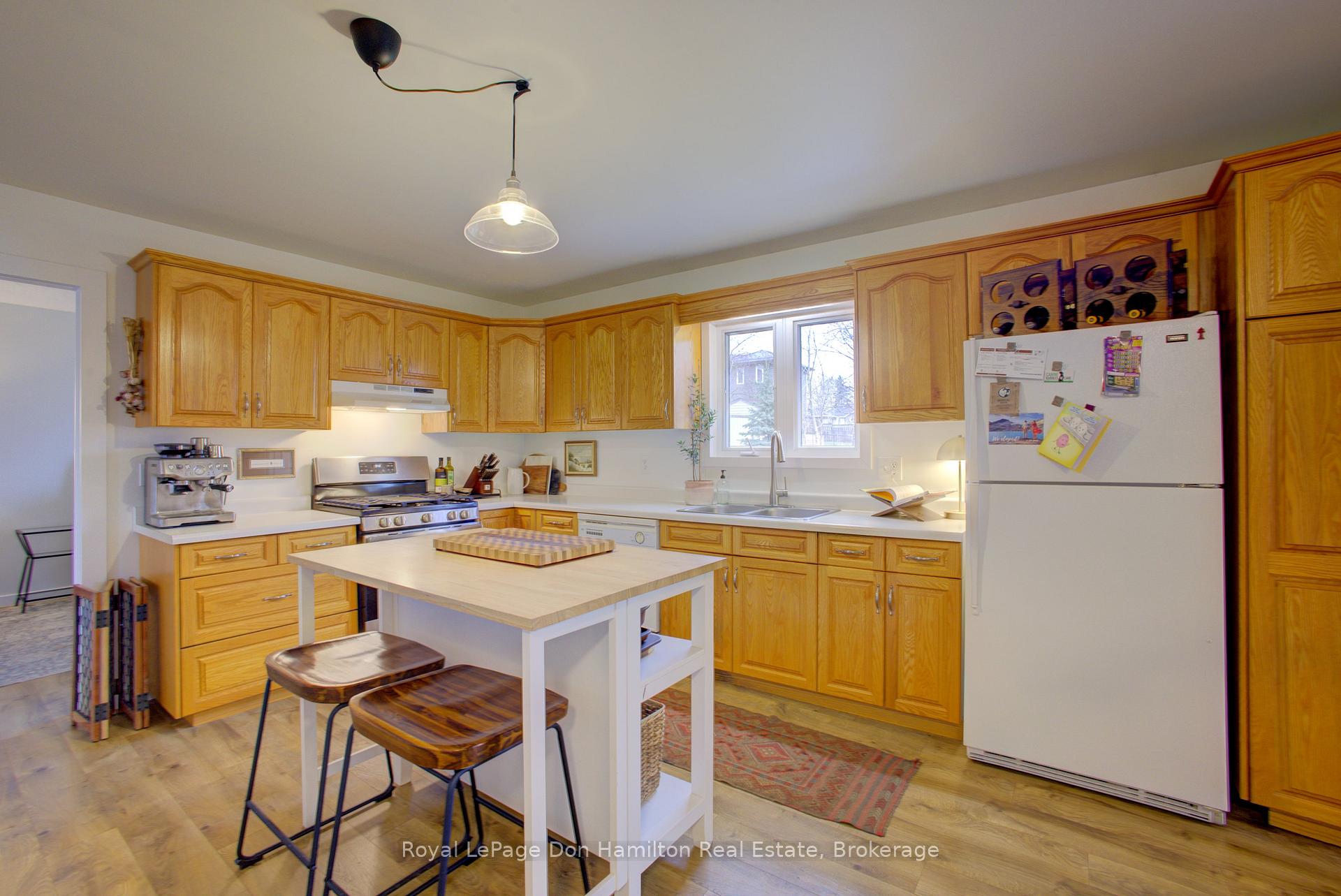 Photo 12 of 139 Queen Street E, North Perth, Listowel — HOMEH