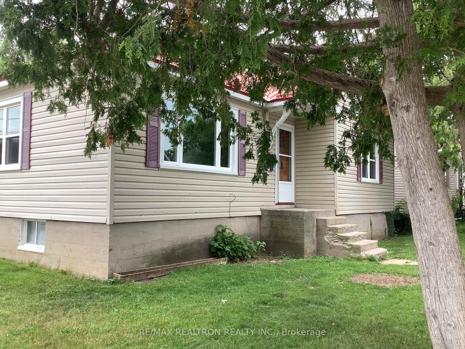 Photo 1 of 81 Dufferin Street, Orillia — HOMEH