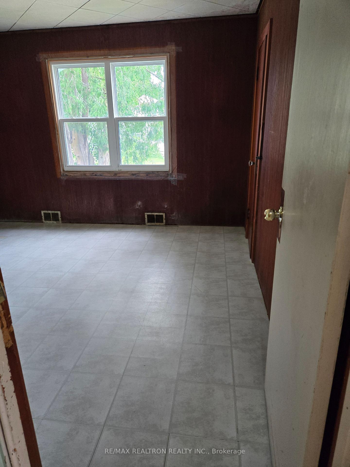 Photo 2 of 81 Dufferin Street, Orillia — HOMEH