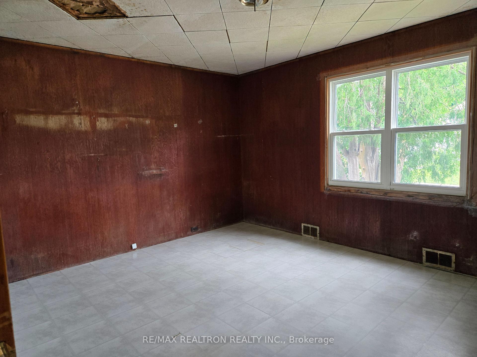 Photo 3 of 81 Dufferin Street, Orillia — HOMEH