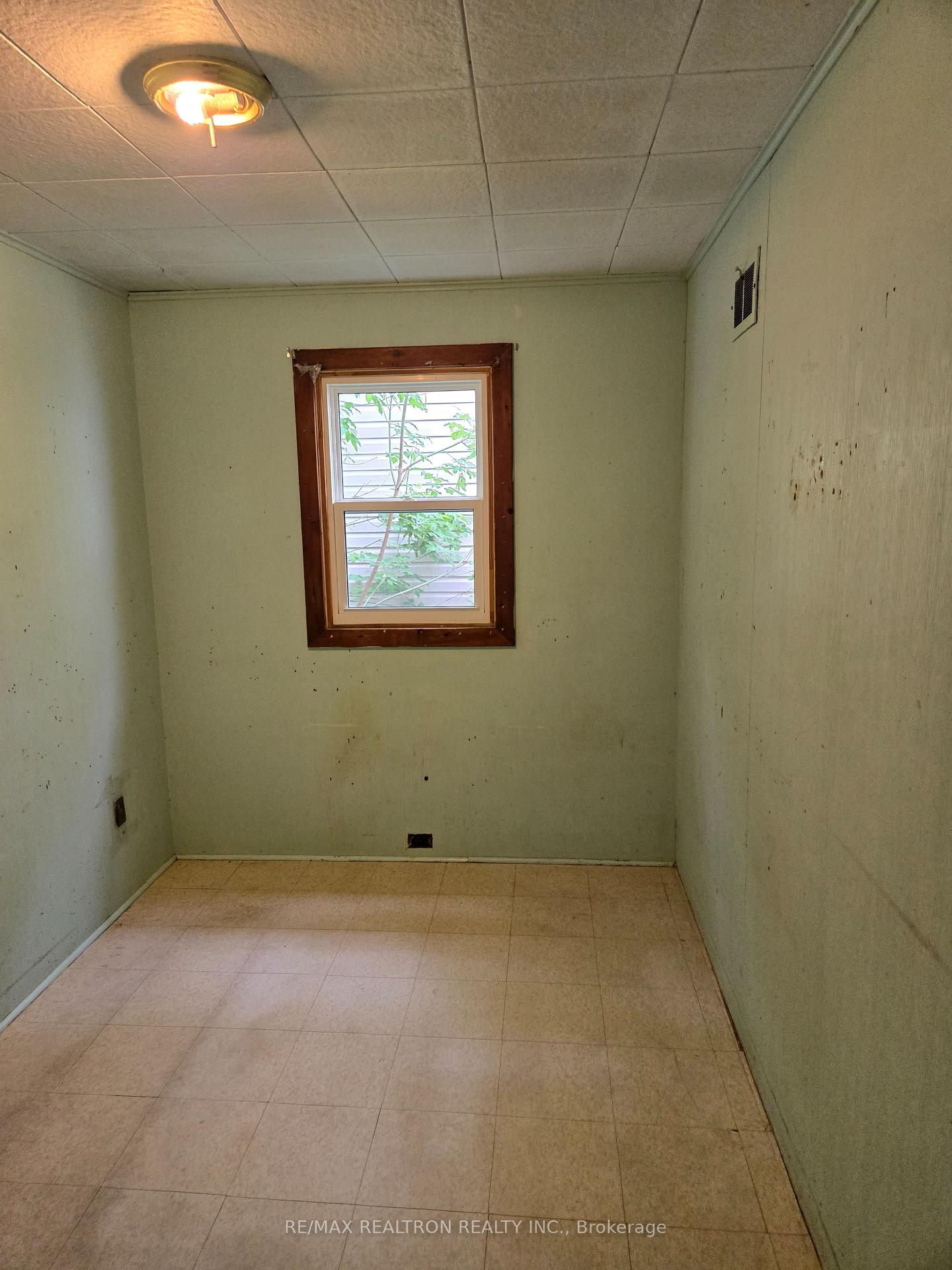 Photo 4 of 81 Dufferin Street, Orillia — HOMEH