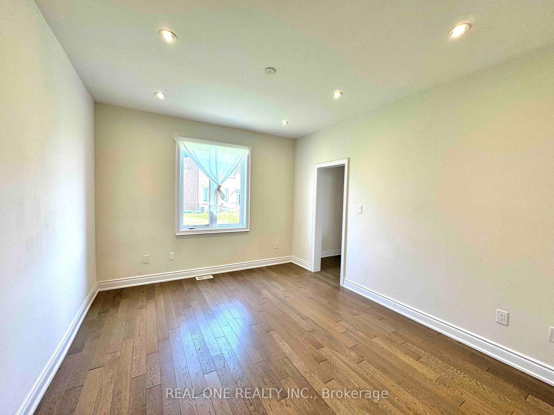 Photo 7 of 7570 Goldenrod Trail, Niagara Falls, Brown — HOMEH