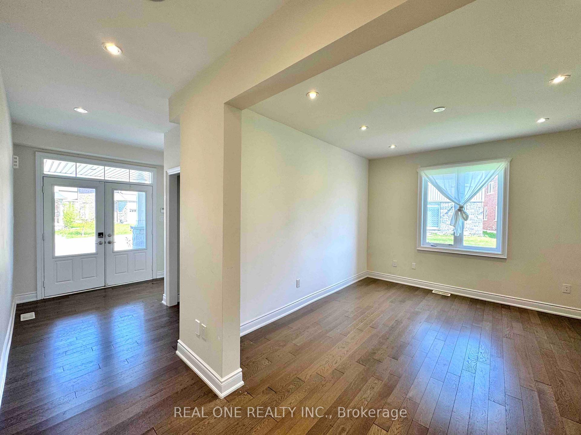 Photo 8 of 7570 Goldenrod Trail, Niagara Falls, Brown — HOMEH