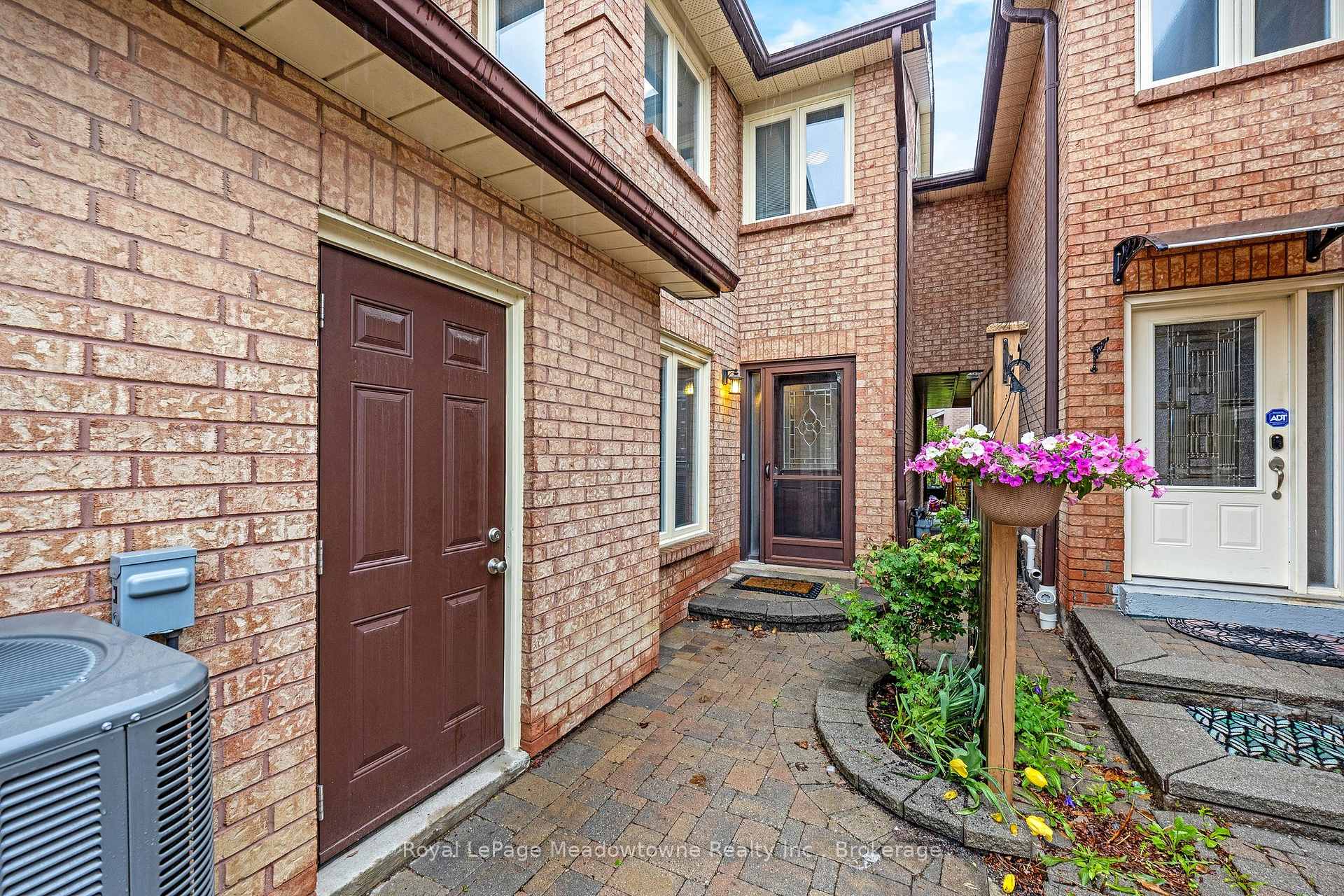 Photo 3 of Unit 6, 500 Silverthorne Crescent, Mississauga, Hurontario — HOMEH