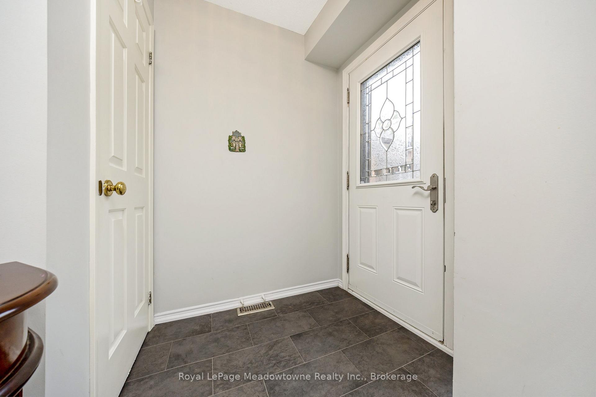 Photo 4 of Unit 6, 500 Silverthorne Crescent, Mississauga, Hurontario — HOMEH