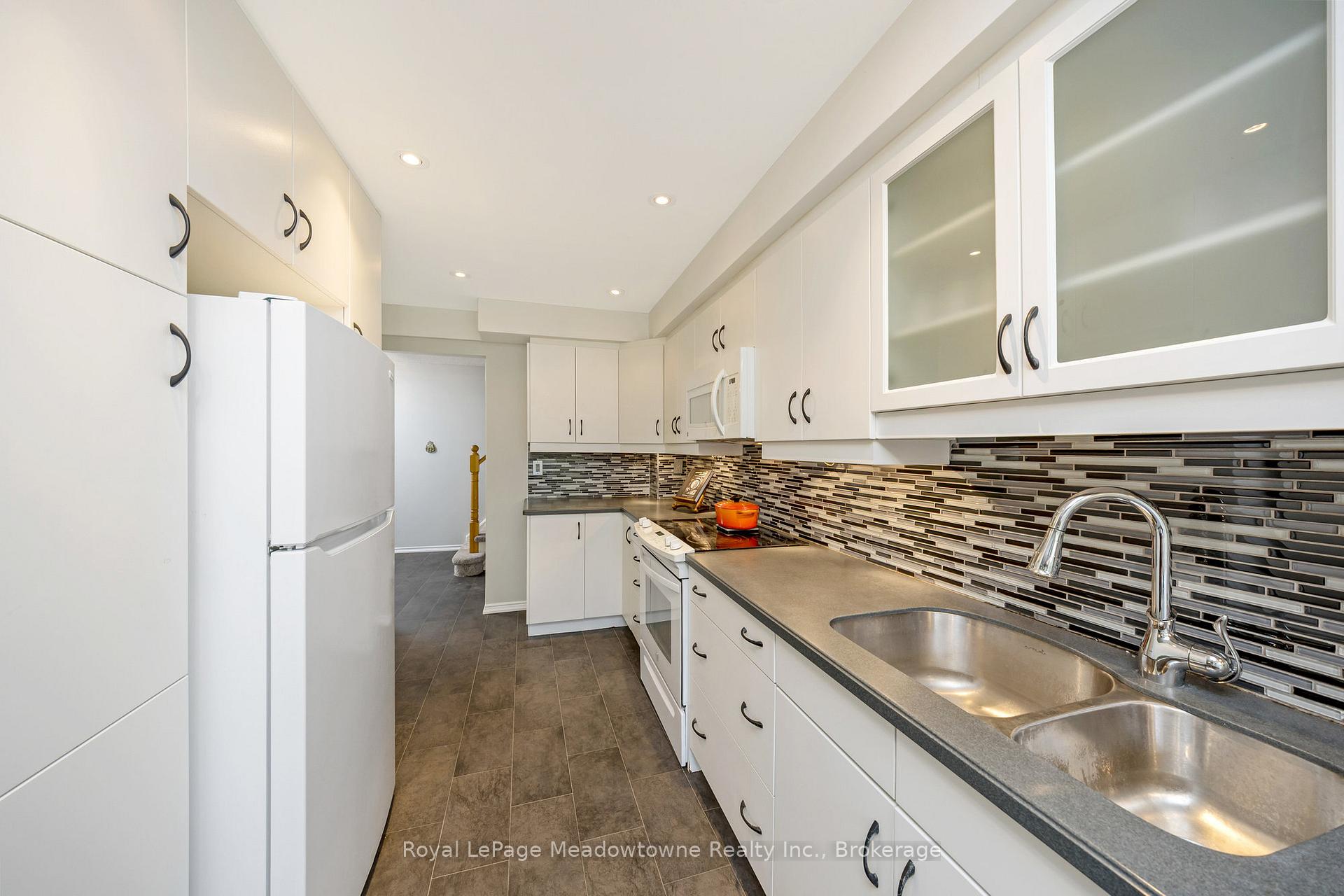 Photo 10 of Unit 6, 500 Silverthorne Crescent, Mississauga, Hurontario — HOMEH