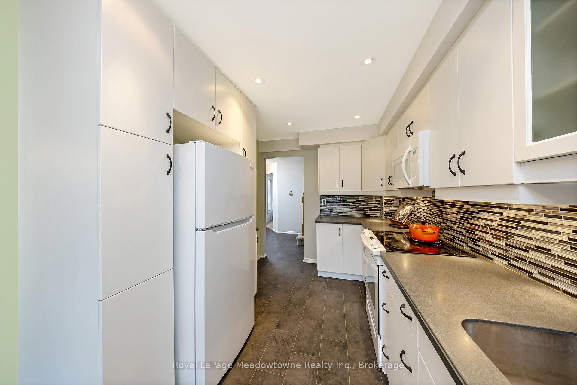 Photo 11 of Unit 6, 500 Silverthorne Crescent, Mississauga, Hurontario — HOMEH