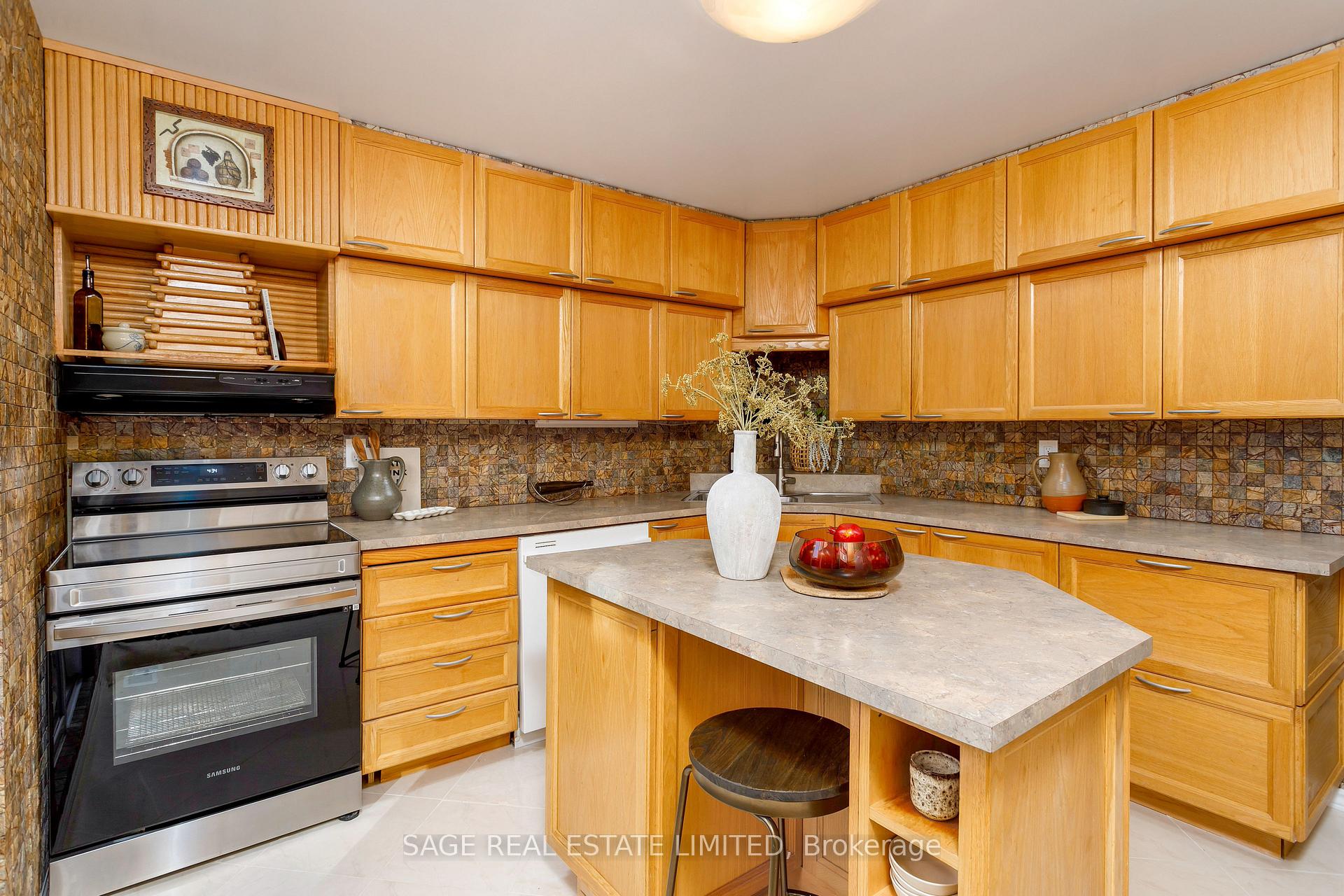 Photo 3 of 4102 Taffey Crescent, Mississauga, Erin Mills — HOMEH