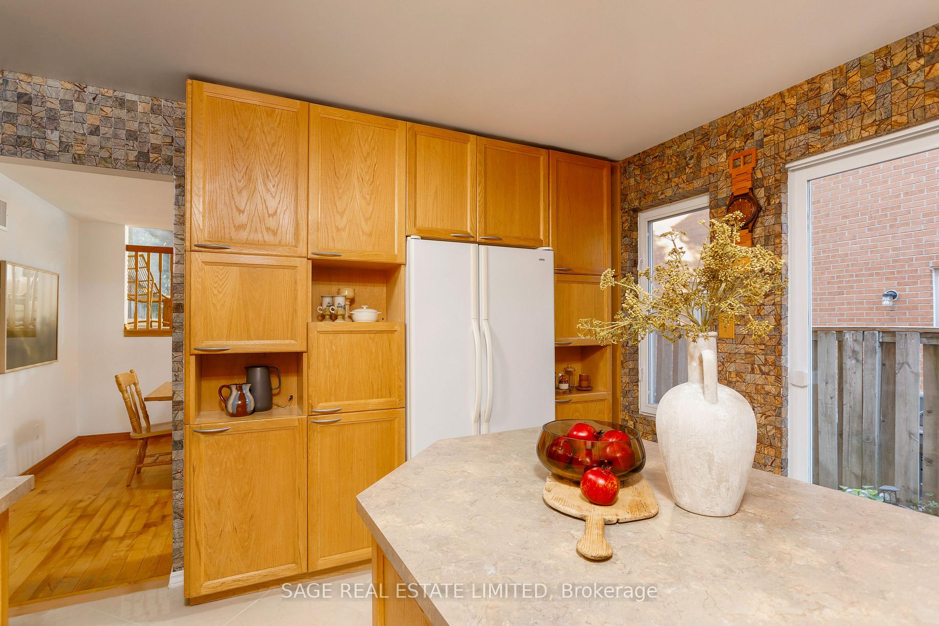 Photo 4 of 4102 Taffey Crescent, Mississauga, Erin Mills — HOMEH
