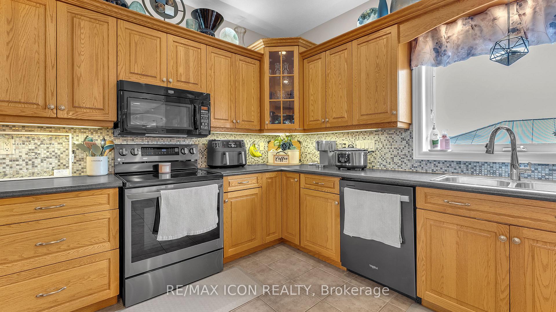 Photo 8 of 17 Hamilton Street E, North Middlesex, Alisa Craig — HOMEH