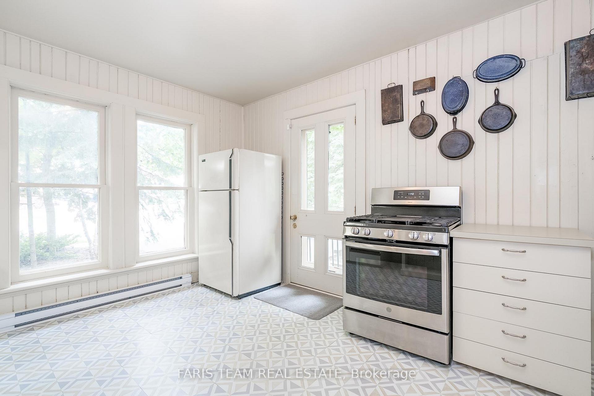 Photo 8 of 136 West Street N, Orillia — HOMEH