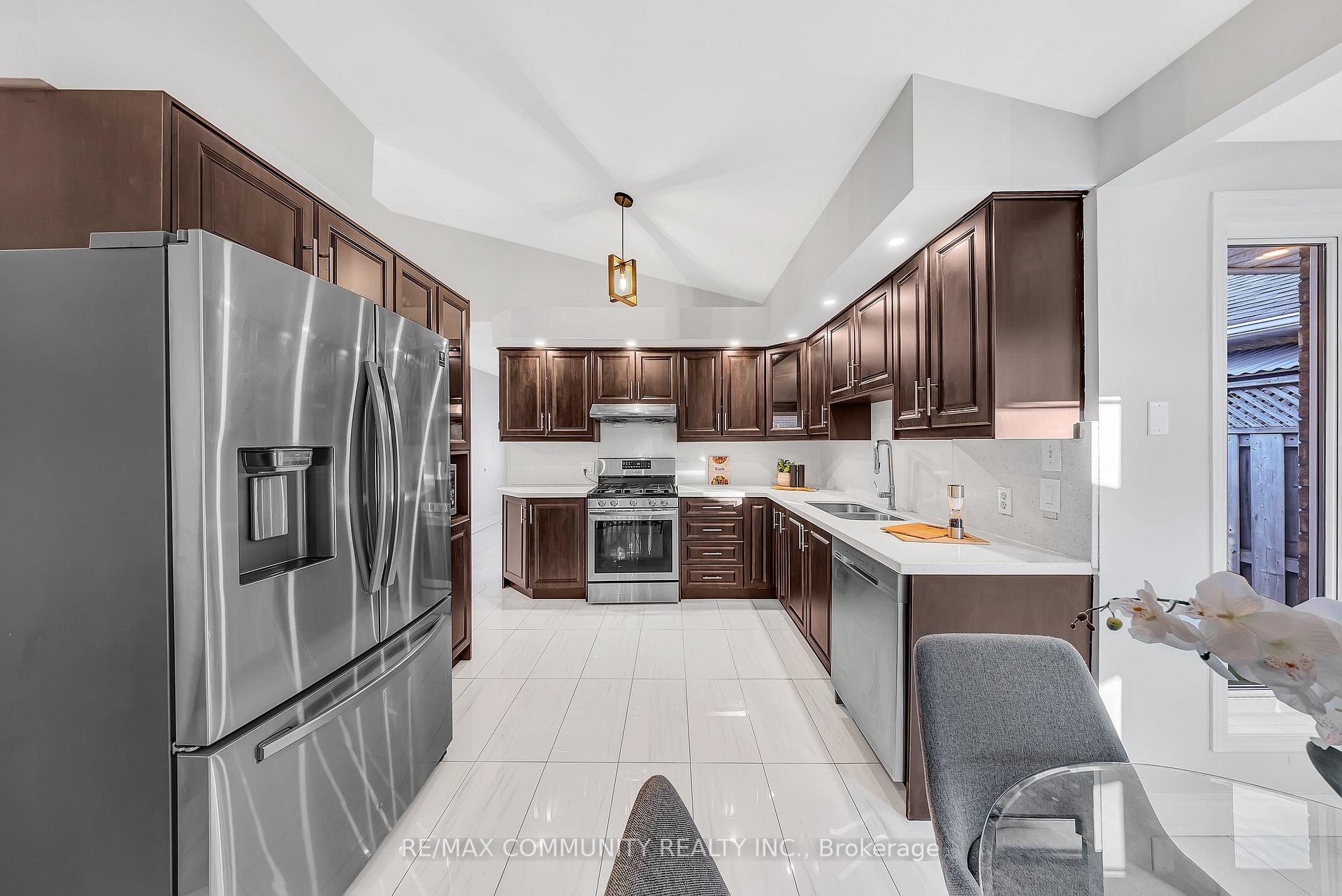 Photo 2 of 1955 Dalhousie Crescent, Oshawa, Samac — HOMEH