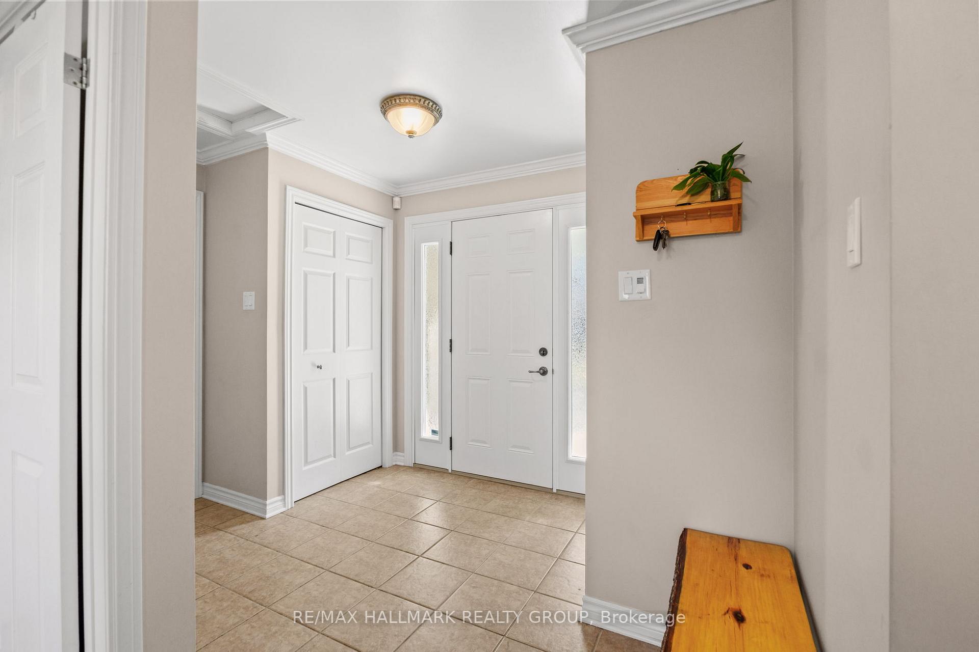 Photo 4 of 2605 Pierrette Drive, Ottawa, Cumberland Estates — HOMEH