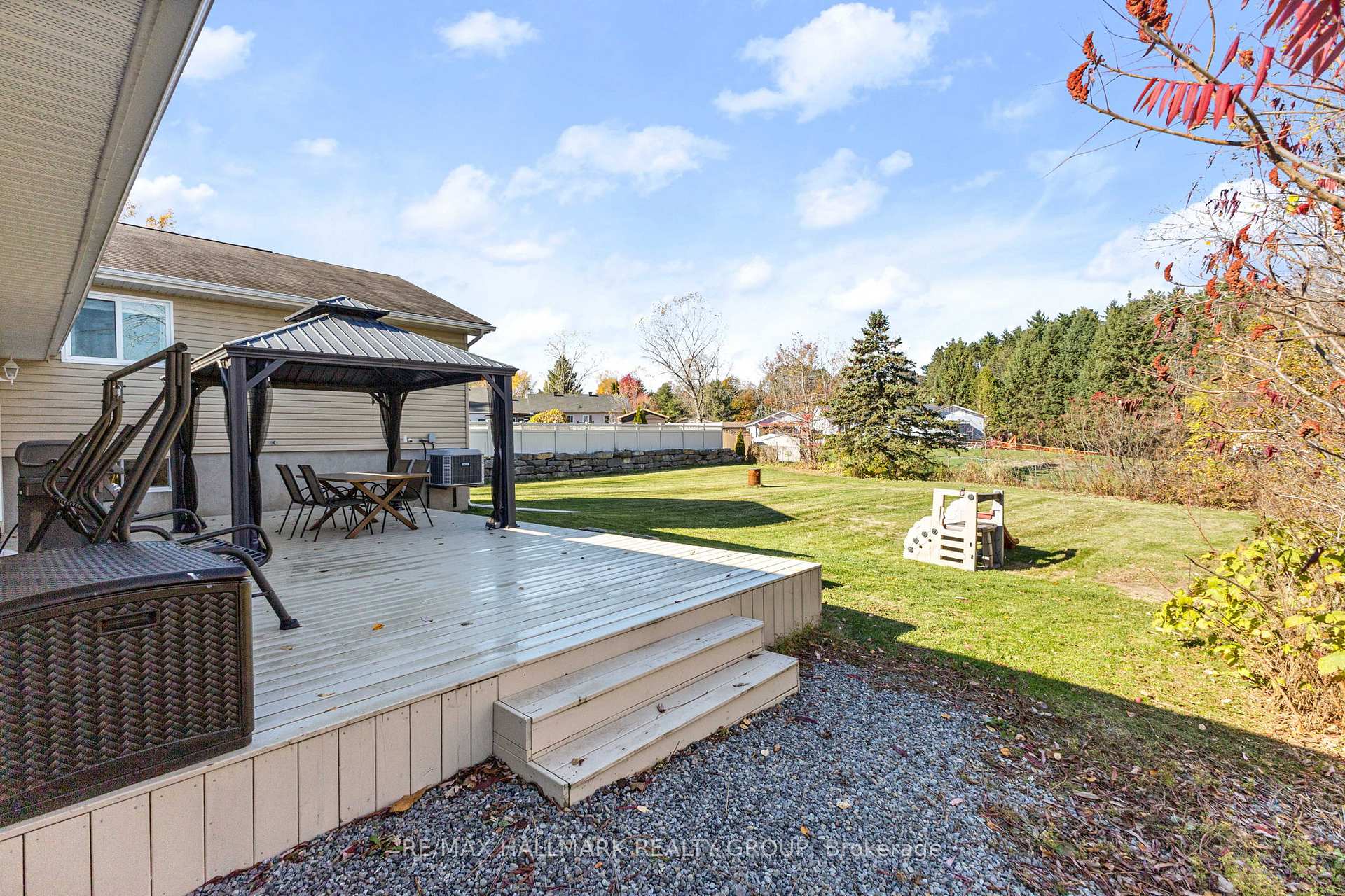 Photo 33 of 2605 Pierrette Drive, Ottawa, Cumberland Estates — HOMEH