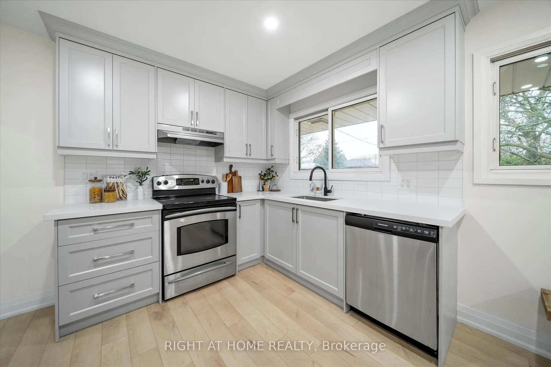Photo 7 of 625 Central Park Boulevard N, Oshawa, O'Neill — HOMEH